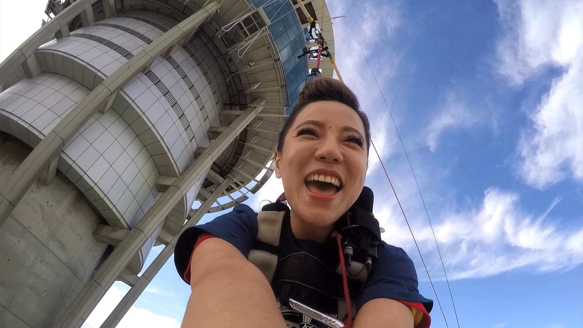 丁噹坦言跳塔前一度後悔，但裝備穿了、錢都付了，只好咬牙豁出去。