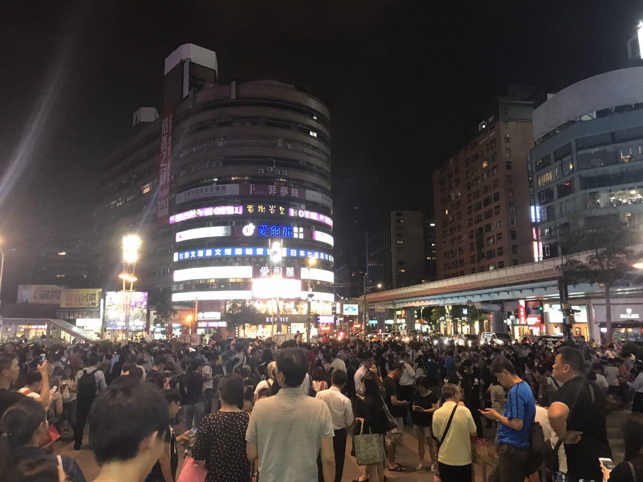 在洛奇亞出沒地點的人潮盛況，現場不分男女老幼奮力抓寶。（段子薇提供）