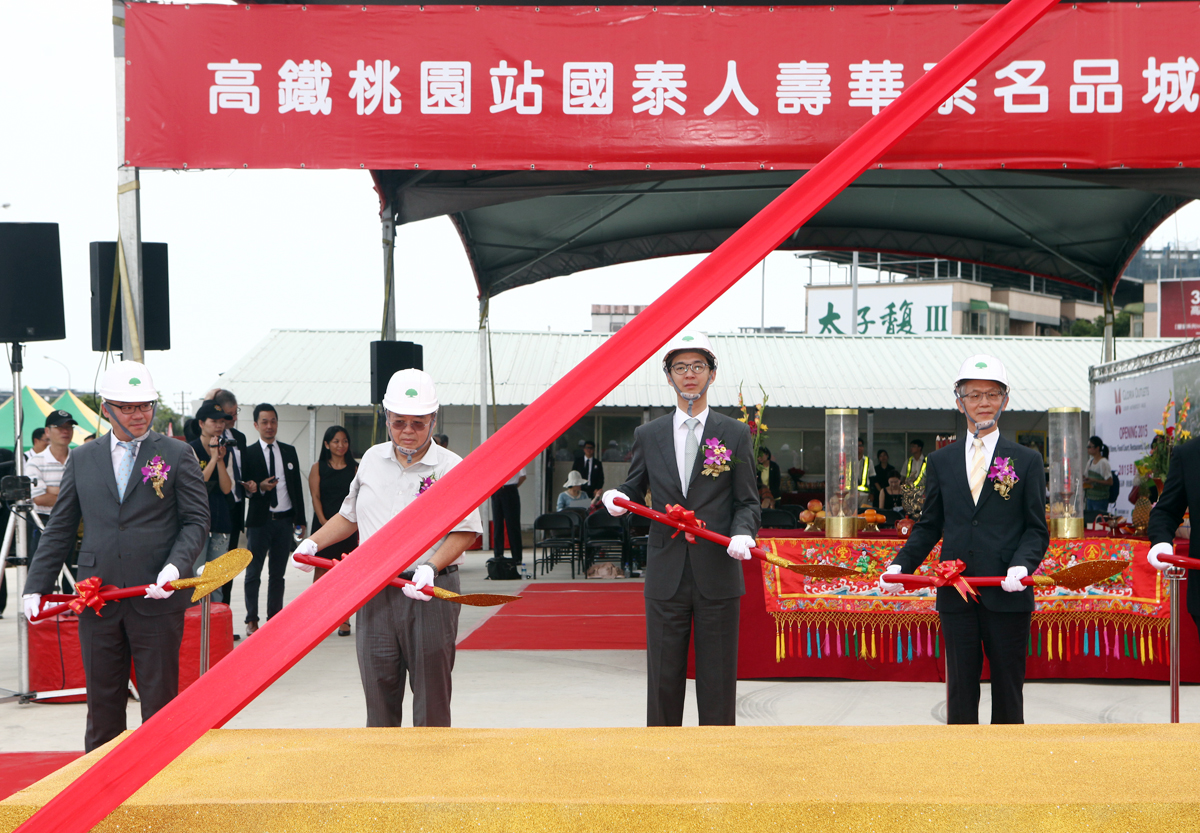 華泰大飯店執行長陳炯福(左一)以「有錢賺」說服好友蔡宗翰(左三)，攜手打造台灣OUTLET龍頭華泰名品城。圖為資料照