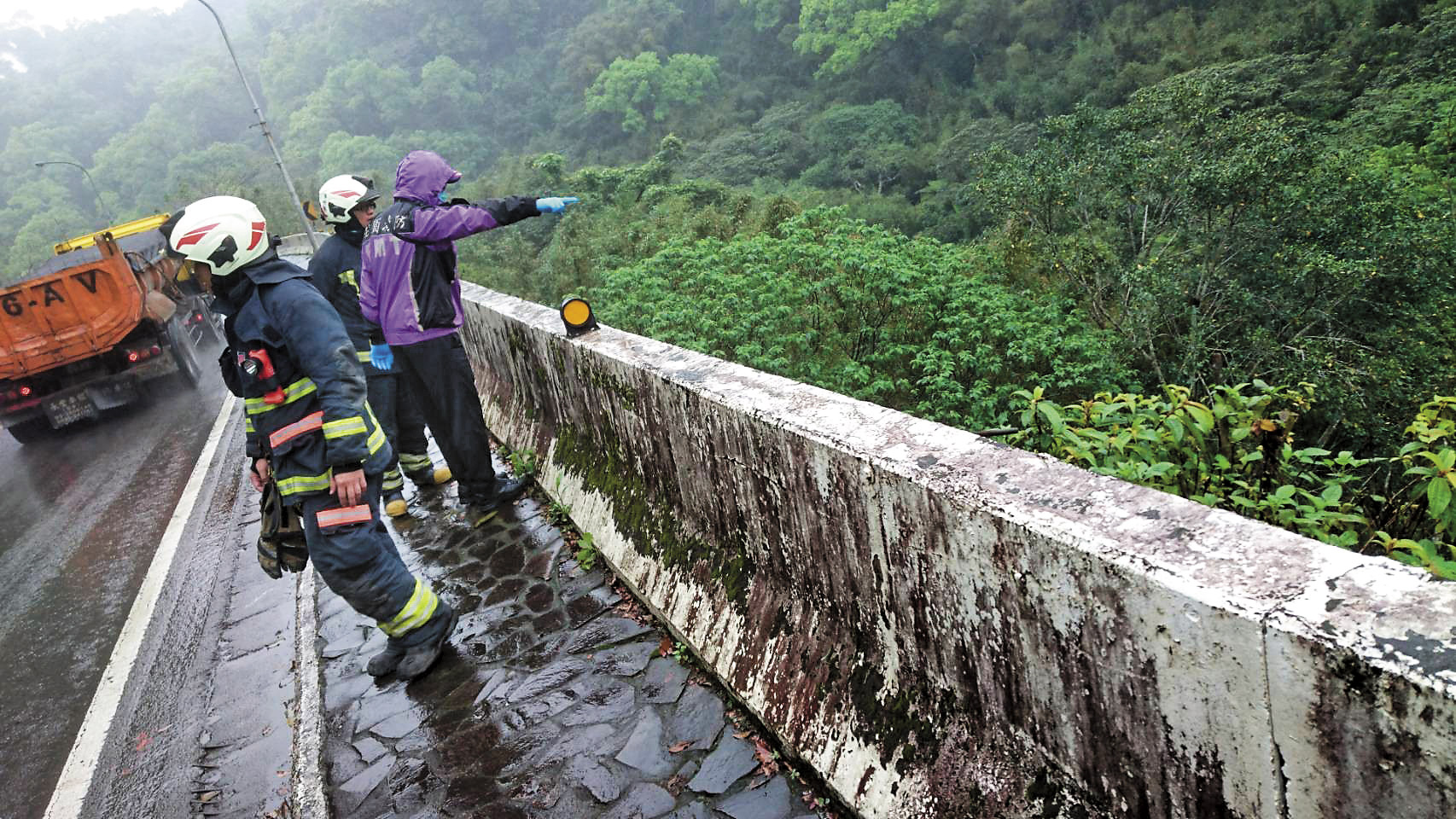 警消至葉女墜谷的地點進行搜救，並對其丈夫和兒子的說詞起疑。
