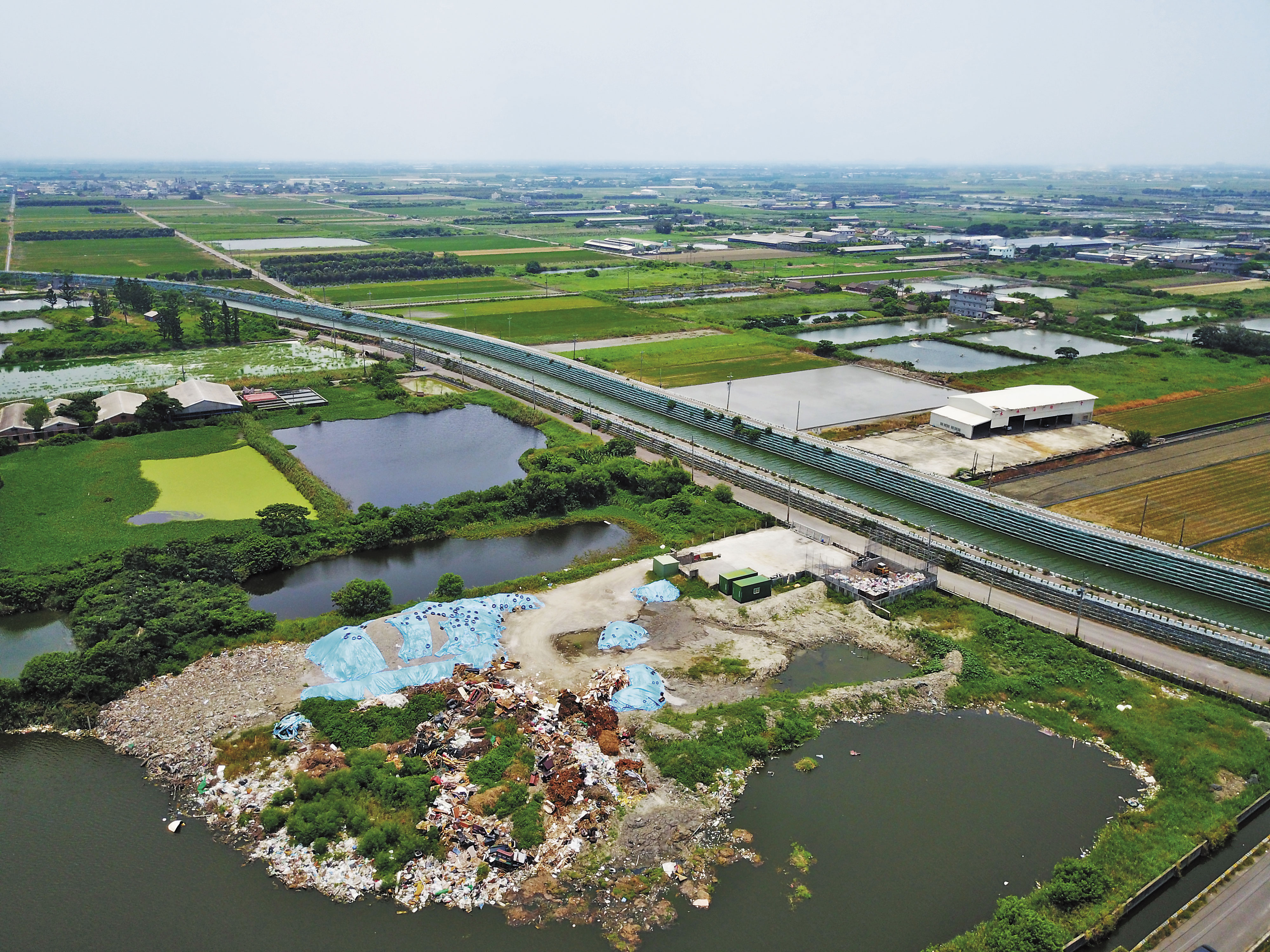 底渣堆置處離口湖取水養魚的尖山大排很近，一旦下雨，底渣內殘留物質便會滲進土裡造成汙染。
