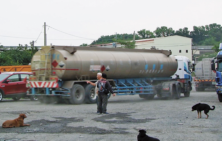 化學槽車外洩劇毒氣體,刺鼻臭味延綿3公里,讓附近數十位居民感到身體不適送醫。