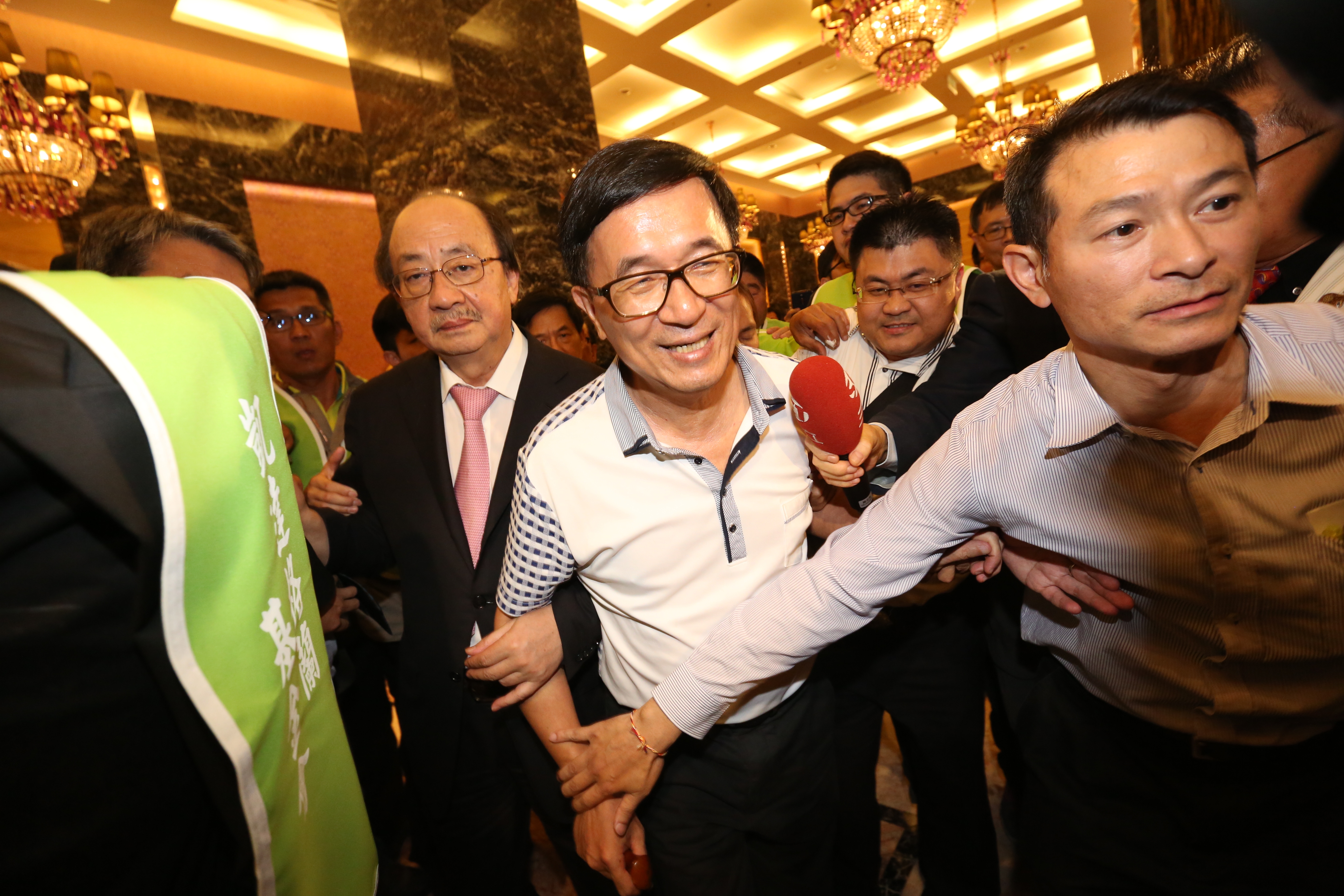 曾德水在庭上勘驗多段陳水扁出席幕款餐會等影片，圖為日前陳水扁出席凱達格蘭餐會時的畫面。