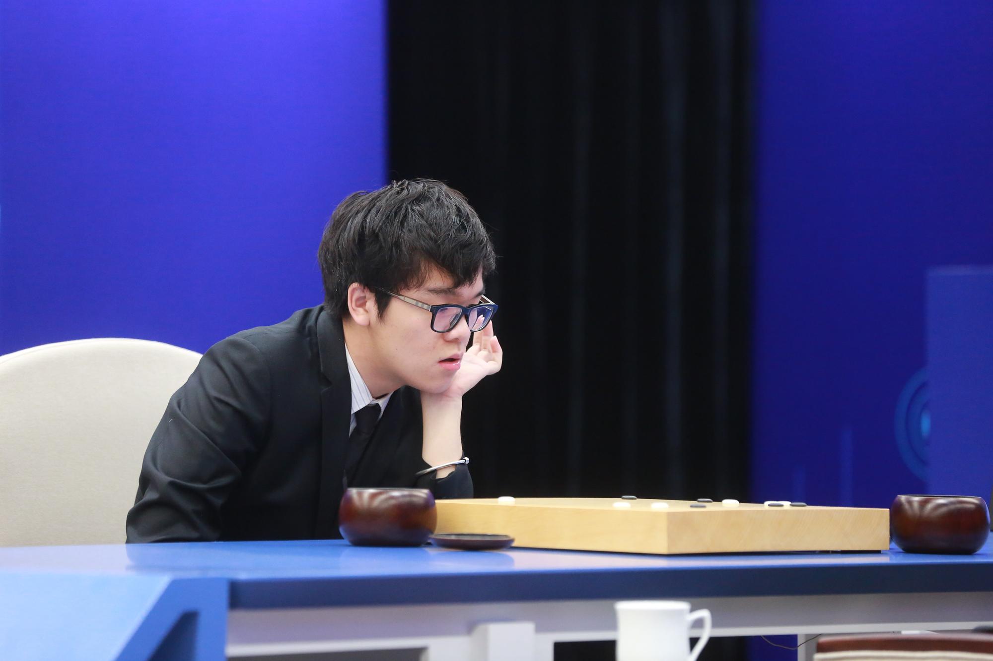 AI圍棋程式AlphaGo，接連打罷南韓棋王李世乭、世界排名第一的中國棋王柯潔，證明人工智慧已經有能力應對現實中的挑戰。