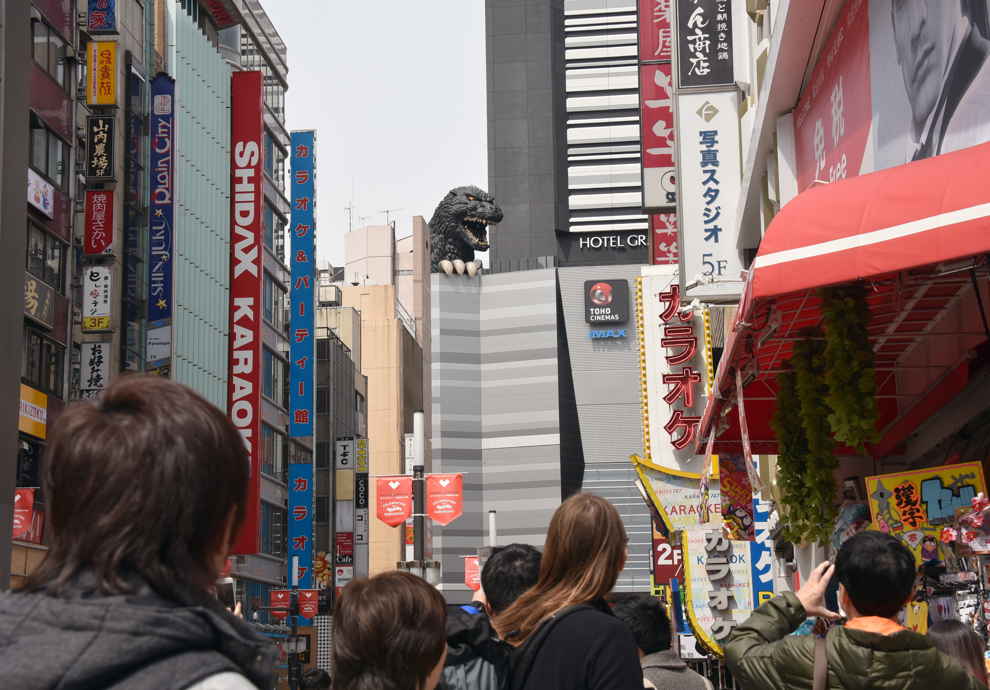 2015年「新宿東寶大樓」開業，戶外露台上的巨型哥吉拉頭像，在現實中營造電影衝突感，立刻成為歌舞伎町新地標。但隨著大型開發案不斷進駐，歌舞伎町的傳統風貌正在逐漸消逝。（圖：東方IC）