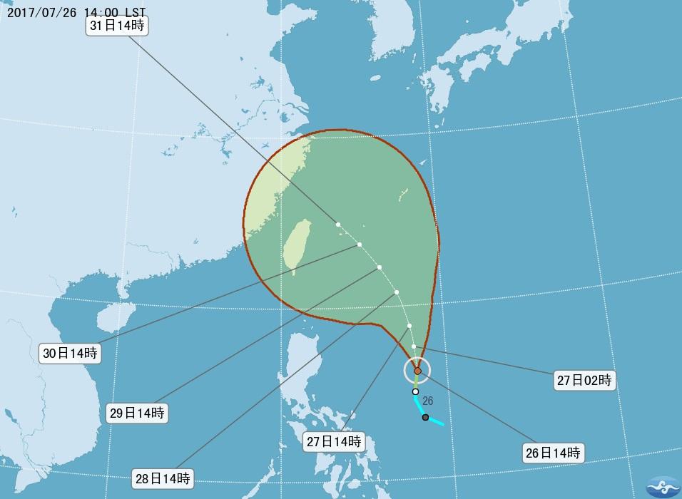 根據中央氣象局公布的最新路徑潛勢預報圖，尼莎颱風往北後會稍往西偏，本週末對台灣威脅大。（翻攝中央氣象局網站）