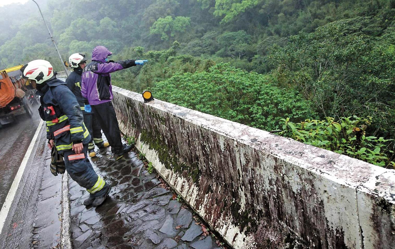 警消至葉女墜谷的地點進行搜救，並對其丈夫和兒子的說詞起疑。