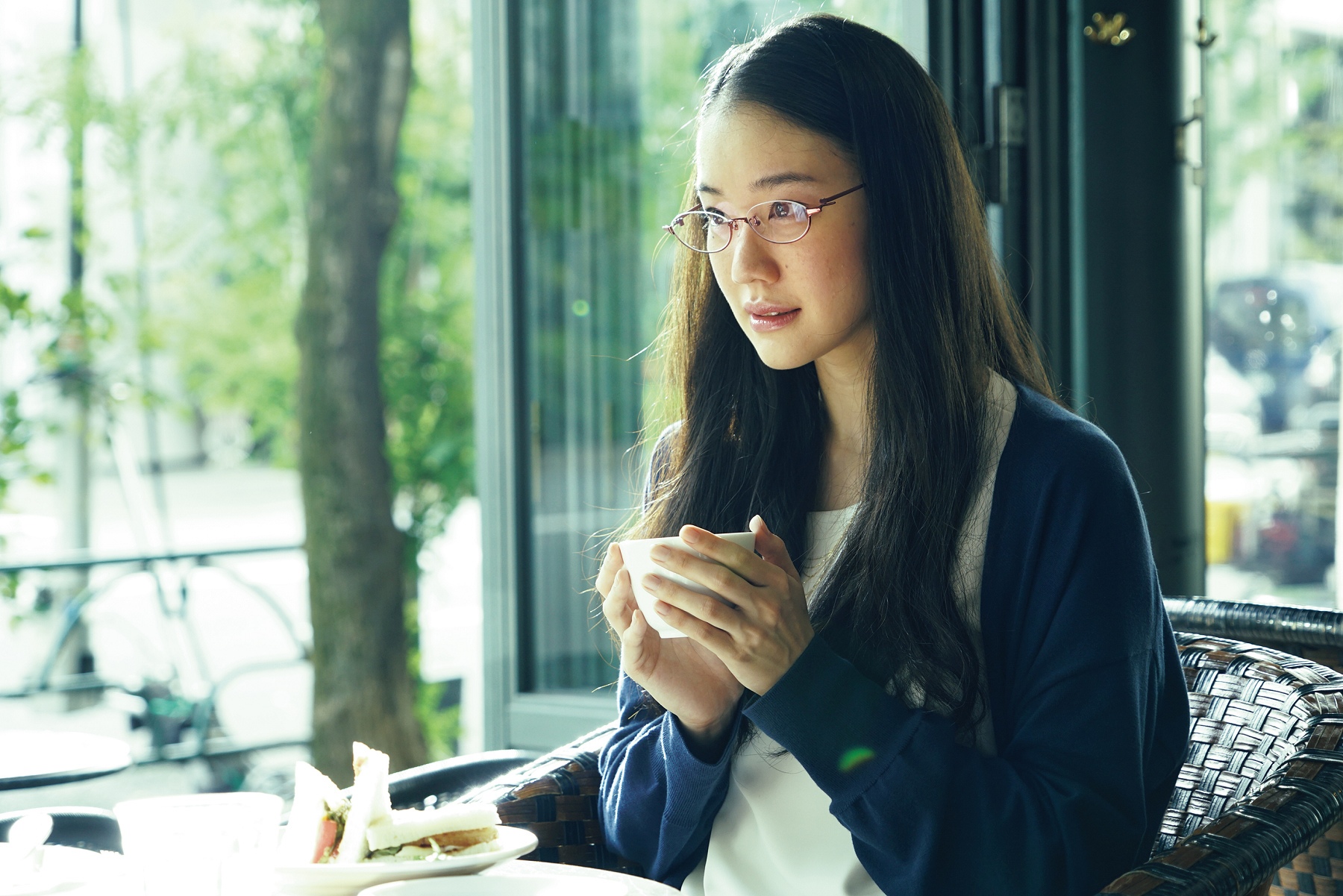 回顧蒼井優演藝路，出道時以岩井俊二執導的《青春電幻物語》奠定清新形象，之後便以《扶桑花女孩》、《神劍闖江湖》等片闖出知名度。