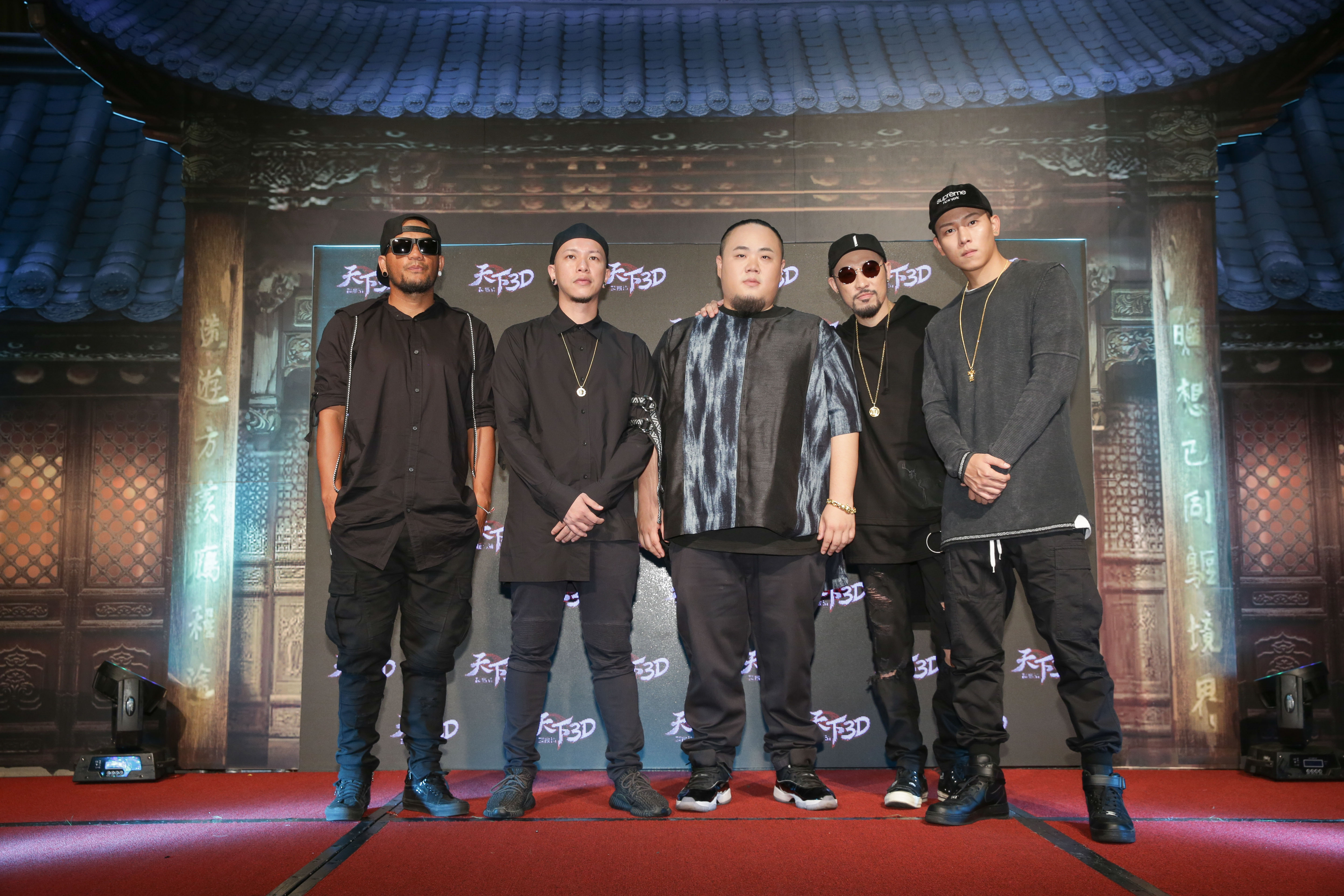 兄弟本色為了遊戲代言重新合體。由左至右為張震嶽、小春、大淵、熱狗、瘦子。