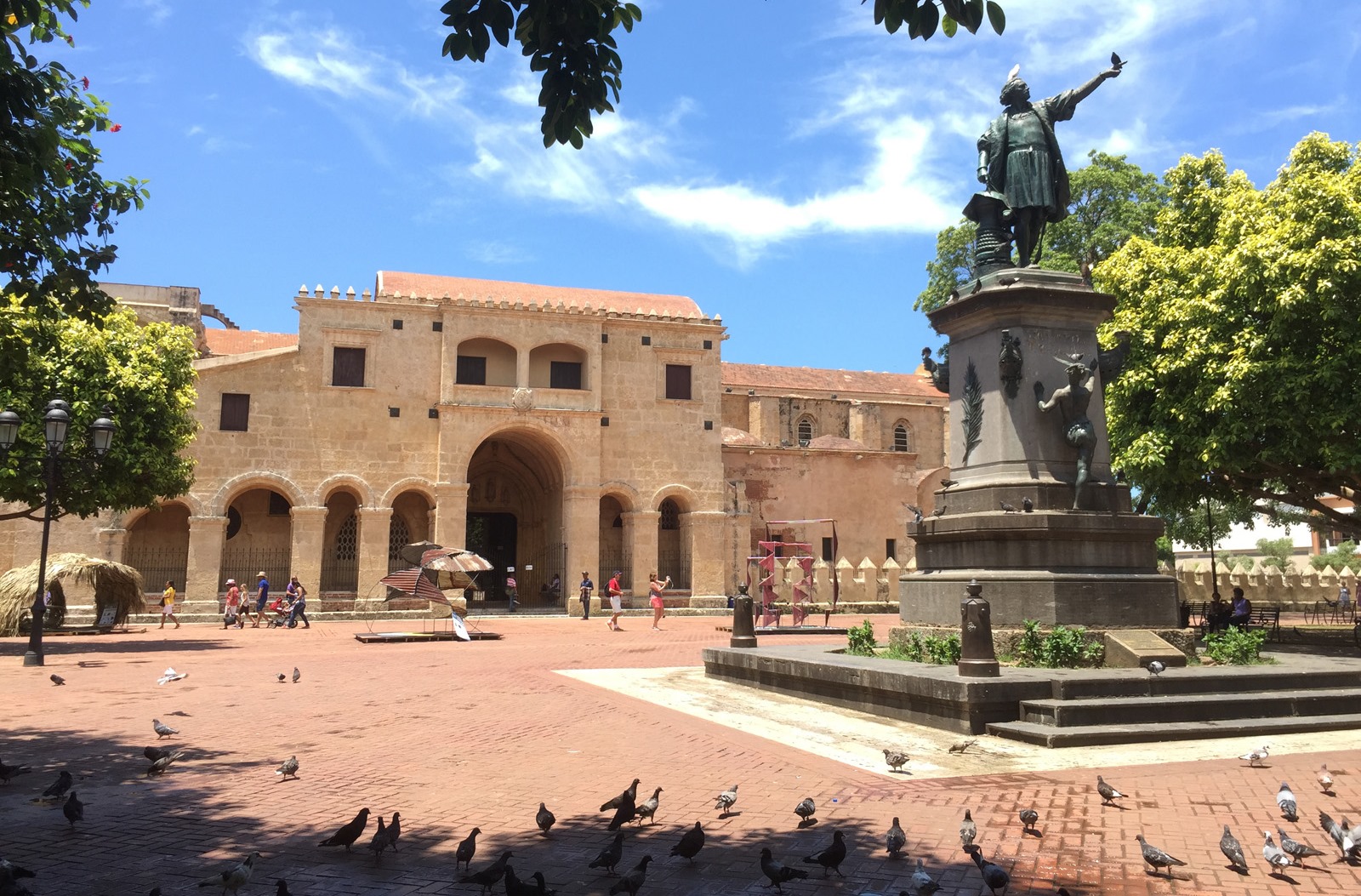 哥倫布公園一景，哥倫布的雕像手指向北邊，而背後即為大教堂。