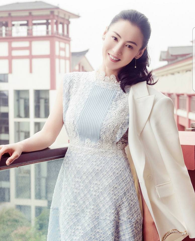 張栢芝雖然上電視大罵陳冠希「貓哭耗子假慈悲」，但她之後與對方冰釋前嫌，依然是好友，還因在飛機上合照導致與謝霆鋒離婚。