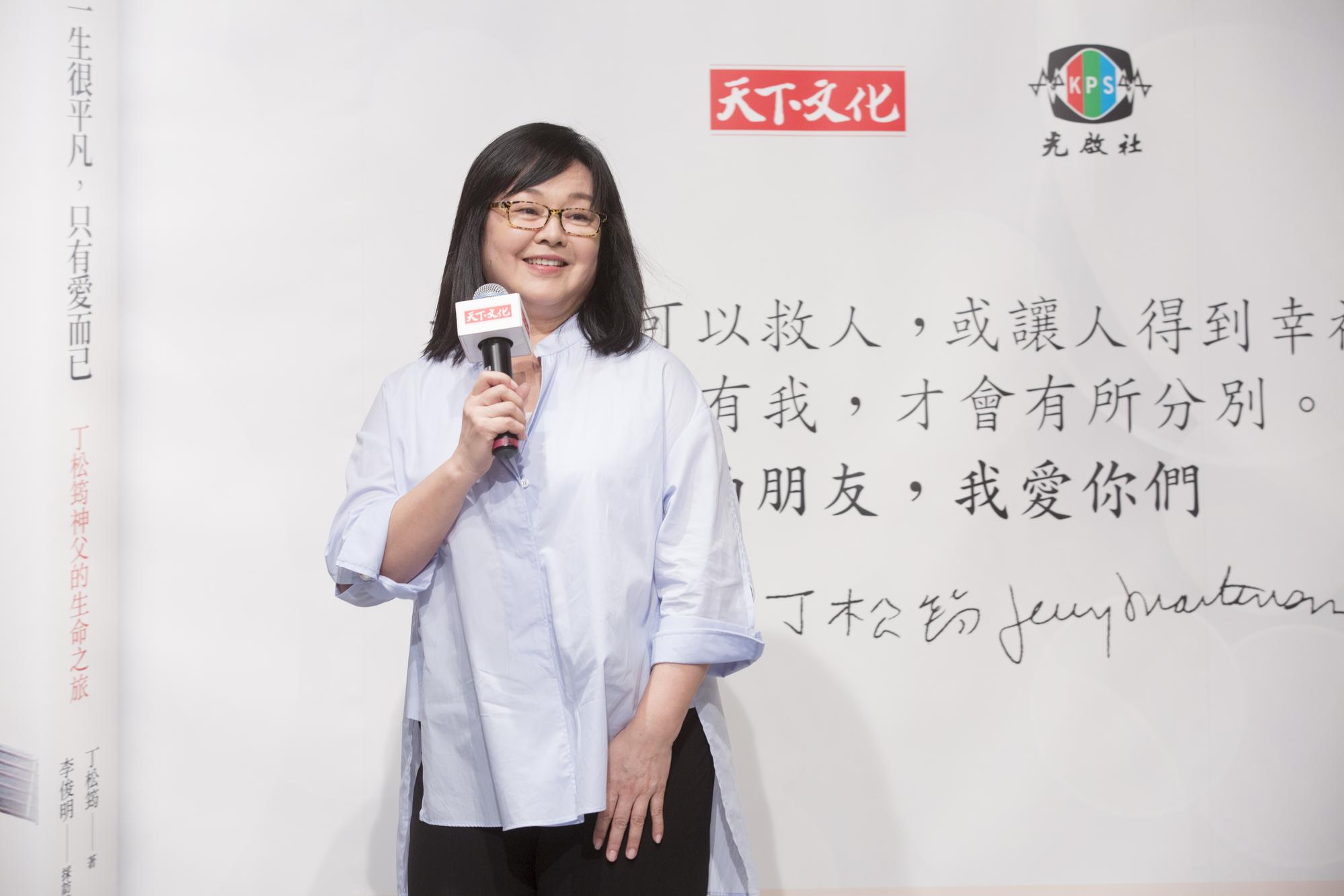 崔苔菁現身已故神父丁松筠新書發表會，表示自己10多年沒出國都待在台灣。