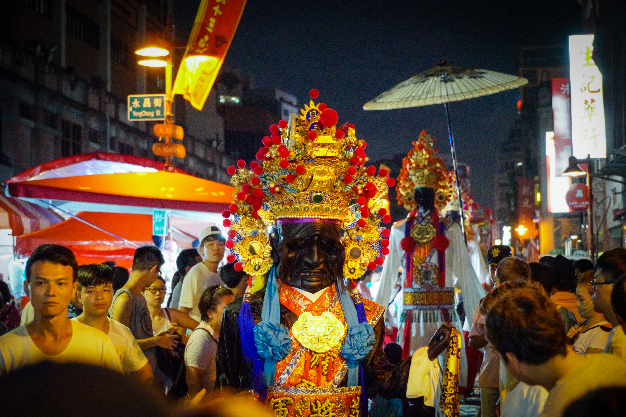 出巡時，總是八爺范將軍在前，七爺謝將軍殿後，哥倆一前一後，形影不離。