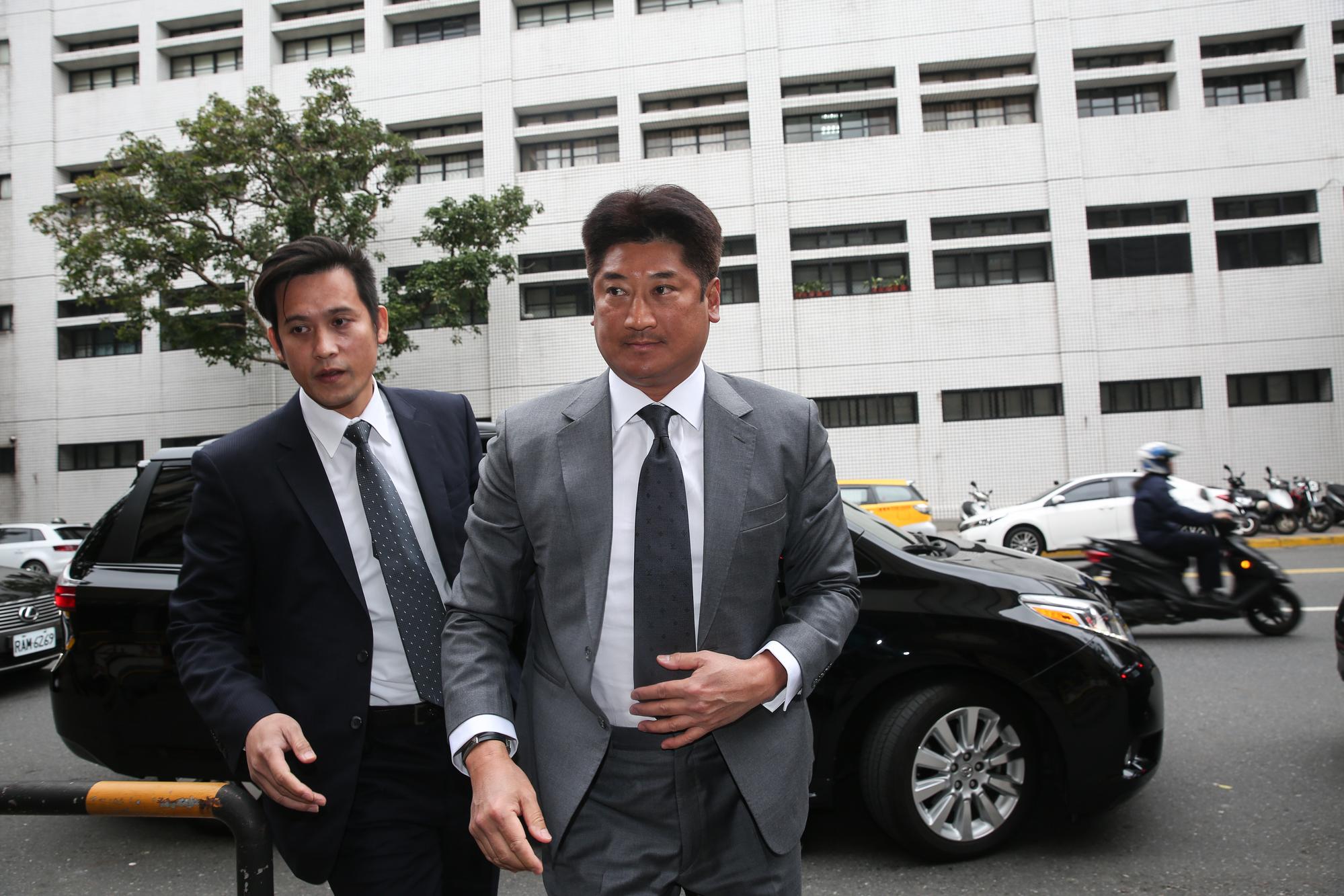 中信金前副董辜仲諒(前)為釐清紅火案真相,要求法院傳喚陳俊哲作證。(資料照片)