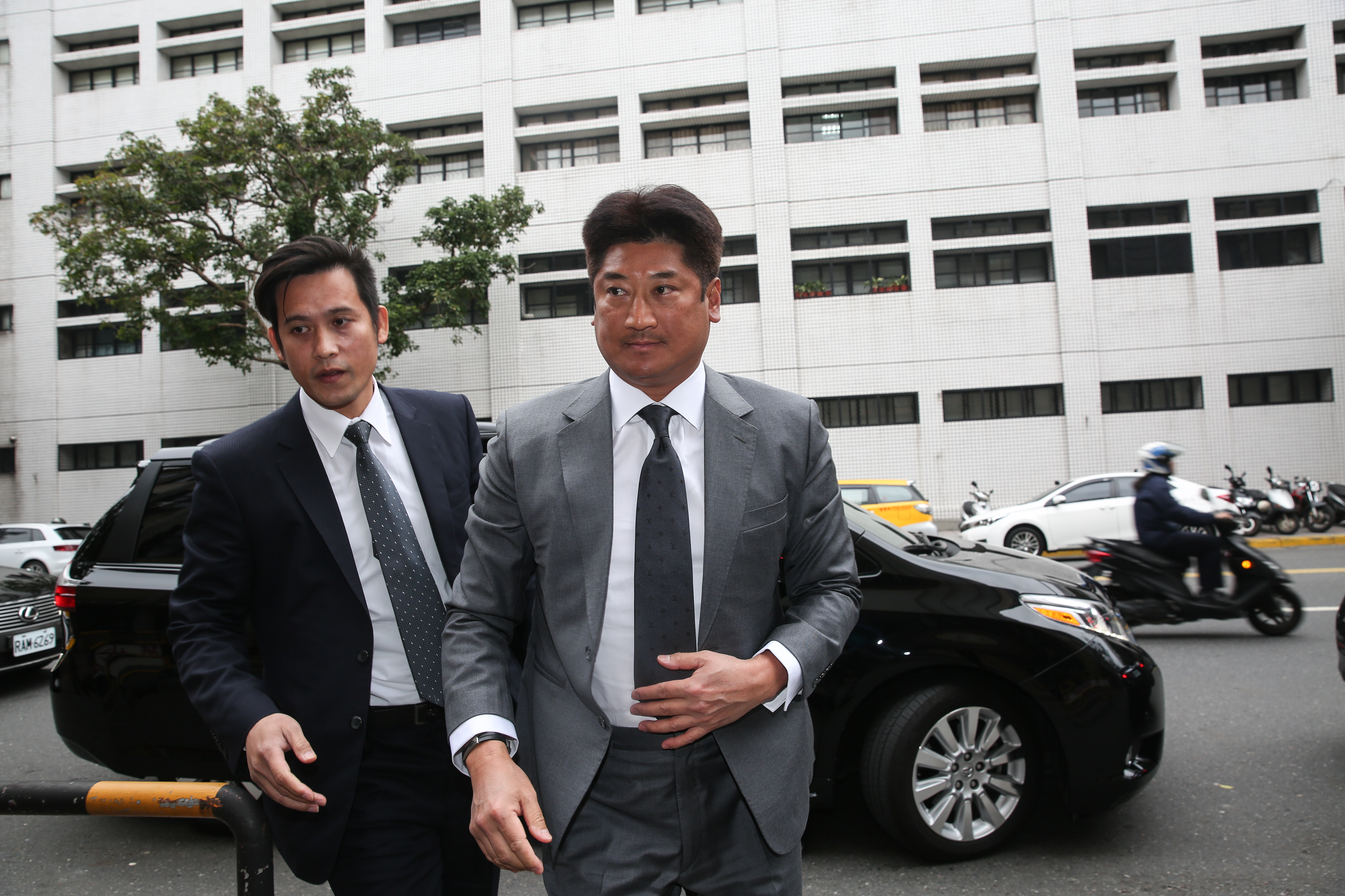 中信金前副董辜仲諒（前）為釐清紅火案真相，要求法院傳喚陳俊哲作證。（資料照片）