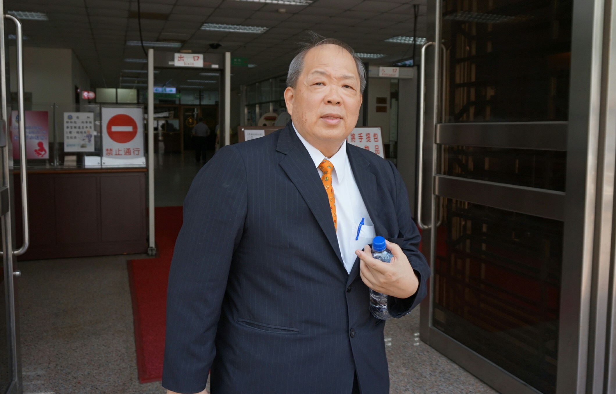 前金官會專任委員黃顯華為紅火案擔任專家證人，他指出中信金要併購兆豐金而大量買兆豐金股票，導致股價上漲，是自然現象。