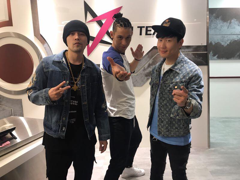 周杰倫（左起）、林書豪、林俊傑現身台北JTeam練習室，同框照引起騷動。（翻攝自JTeam臉書）