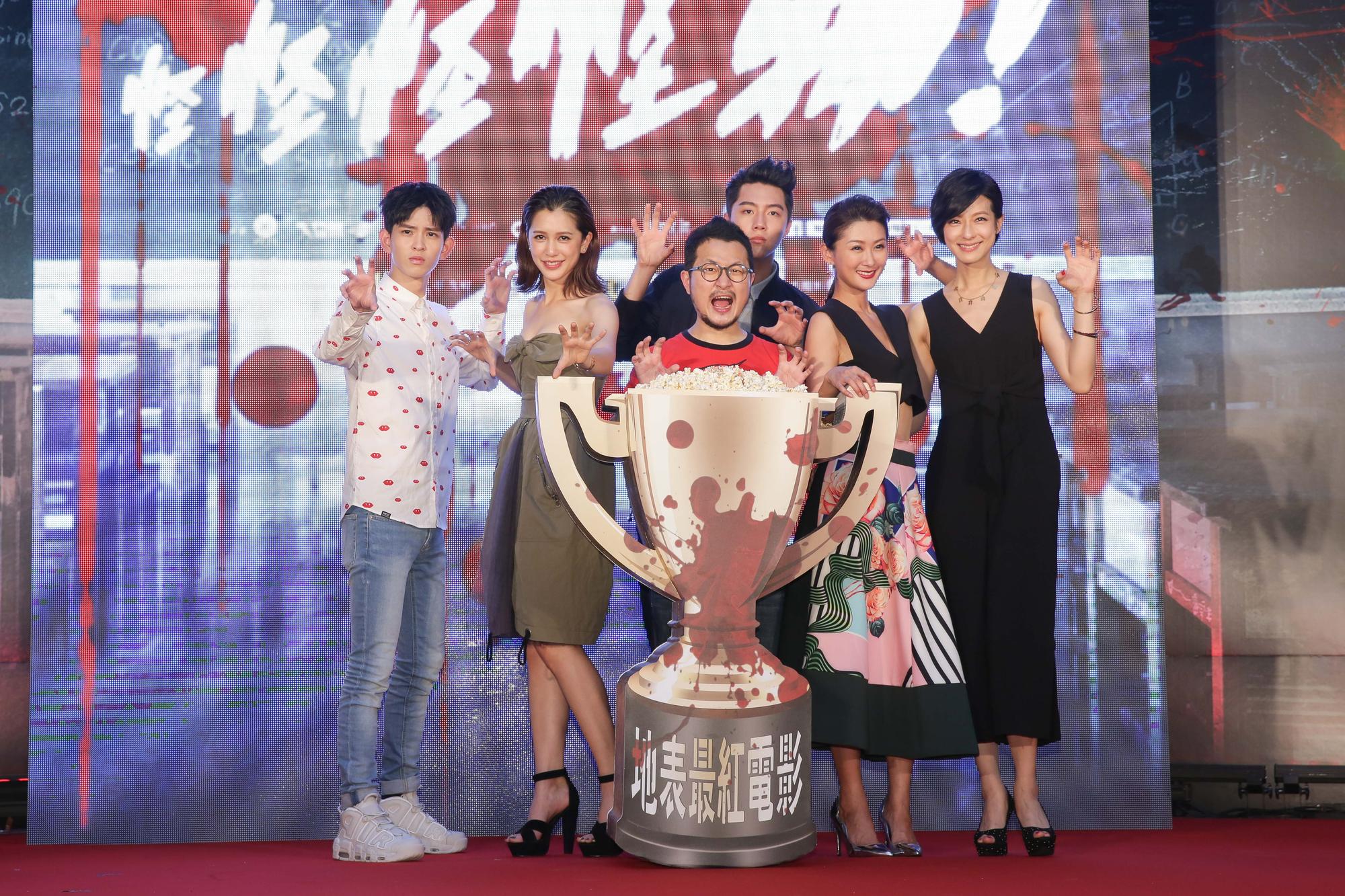 九把刀帶著蔡凡熙、陳珮騏、劉奕兒等一票演員，為新作造勢首映。