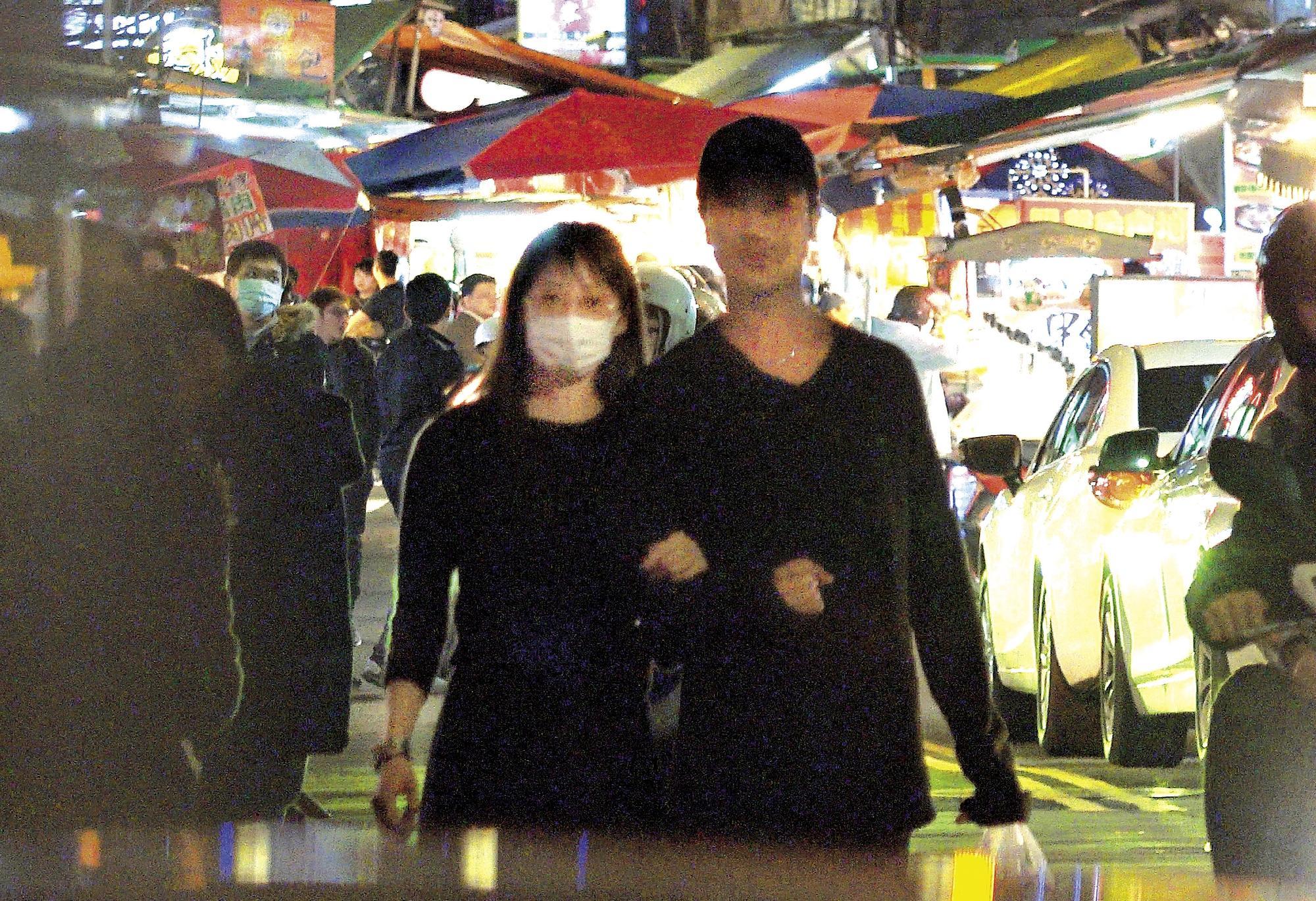 本刊去年直擊簡嫚書與髮型師雲昌隆約會甜蜜蜜，如今2人愛情開花結果。