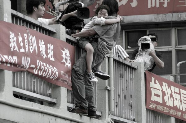 《不能沒有你》電影中的主角要跳忠孝西路上的天橋明志，邱男也還在等一個能協助他尋女的機會。