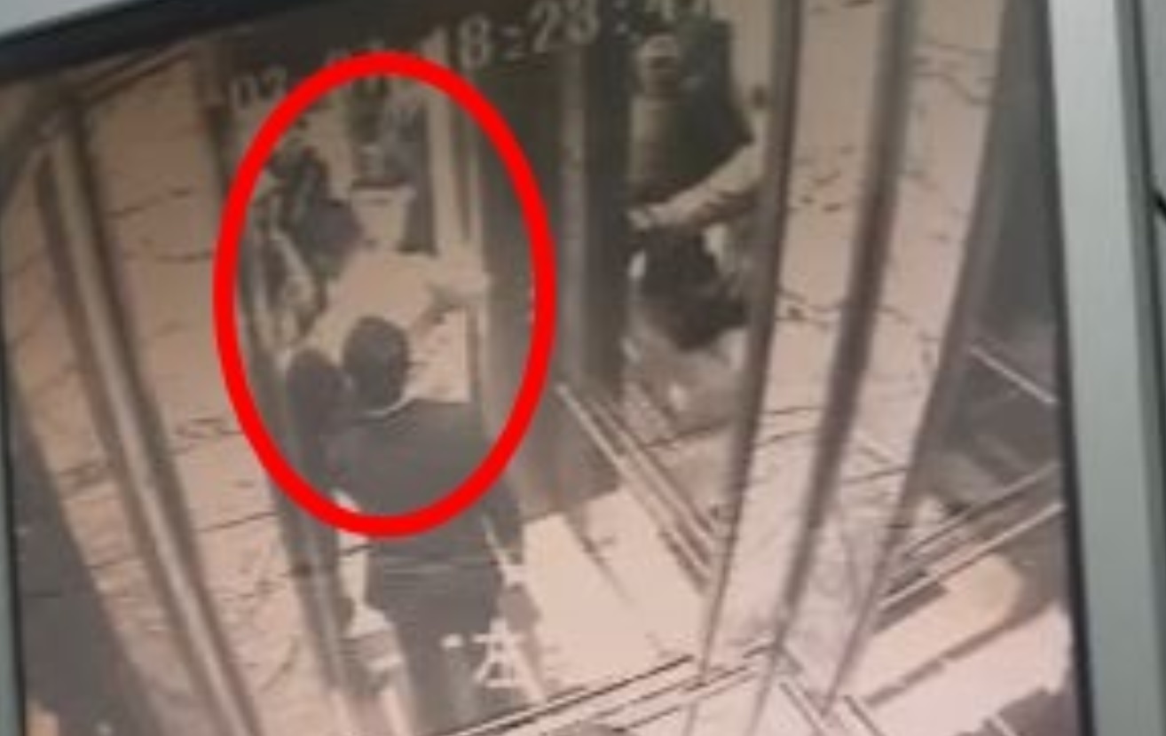 邱男指控縣長他隨扈（紅圈處）與其在電梯口發生推擠，隨後就起腳踹飛他。