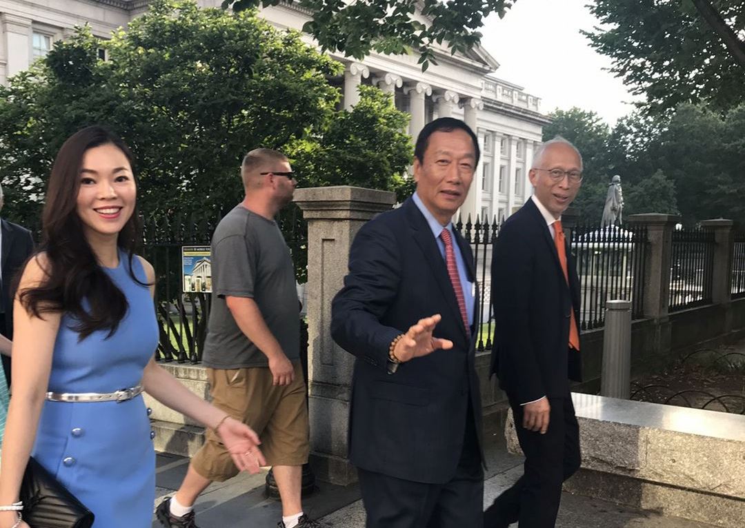 郭台銘進白宮與川普總統一起開記者會，夫人曾馨瑩也一塊參加。（翻攝臉書）