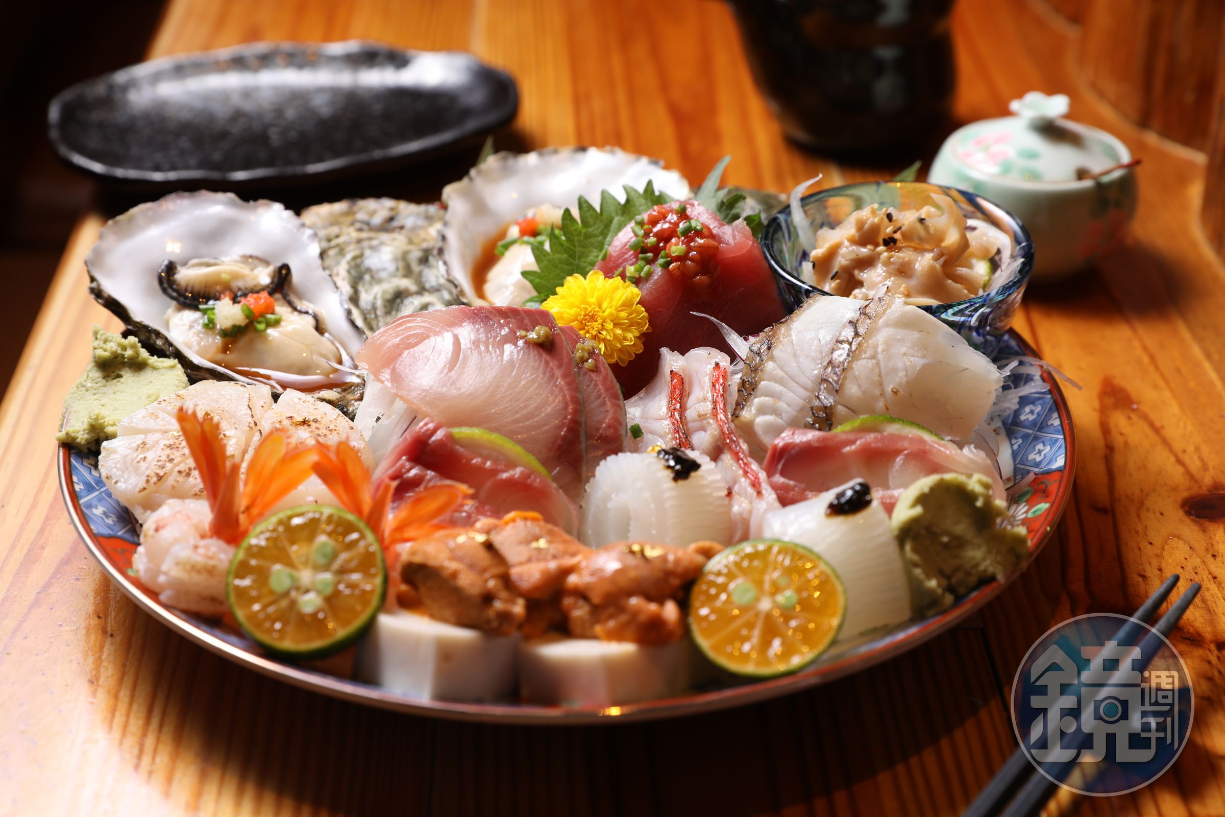 先聲奪人的「生魚片」，盤中是兩人份，拍攝當天足足有11樣食材。（2,000元套餐菜色）