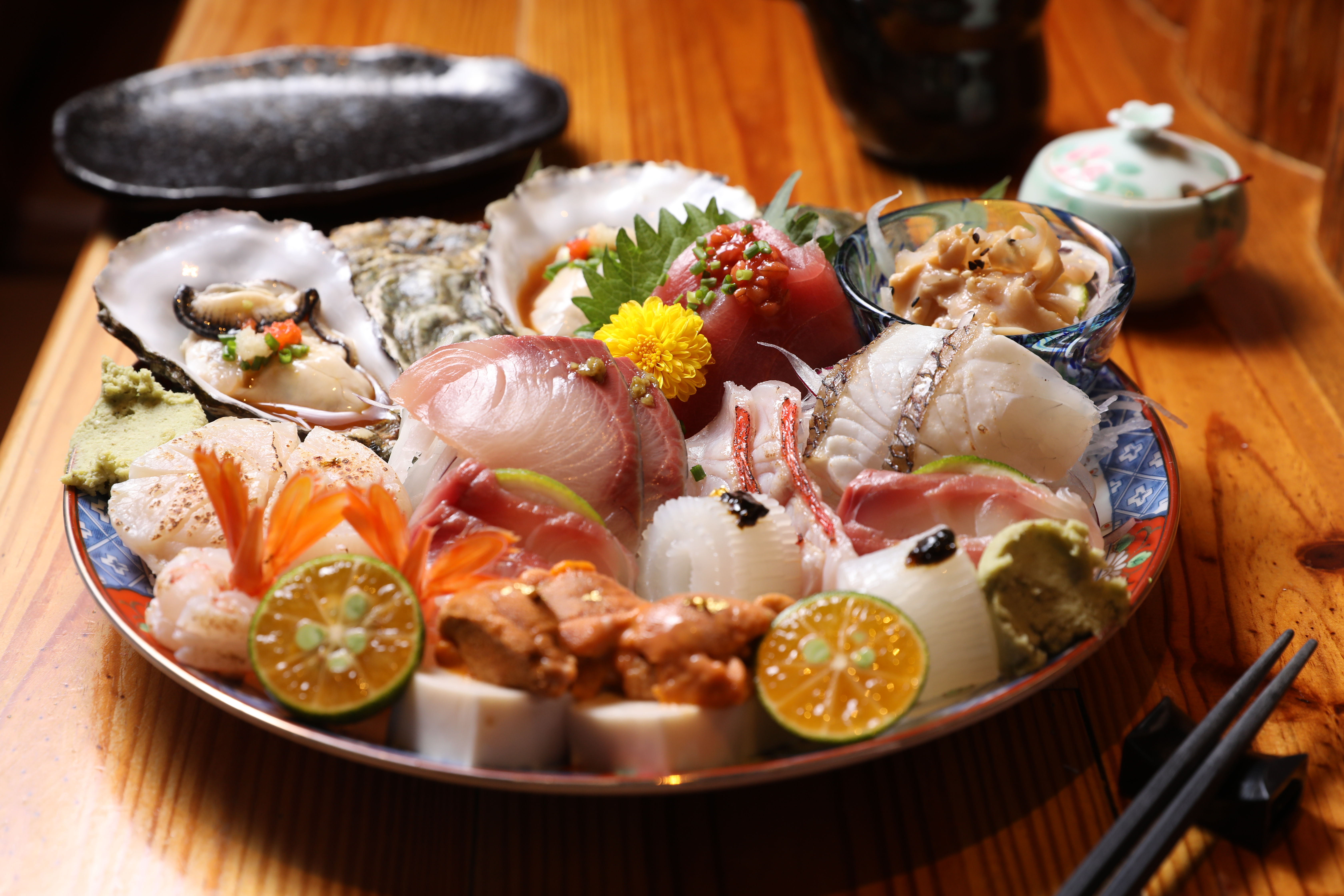 先聲奪人的「生魚片」，盤中是兩人份，拍攝當天足足有11樣食材。（2,000元套餐菜色）