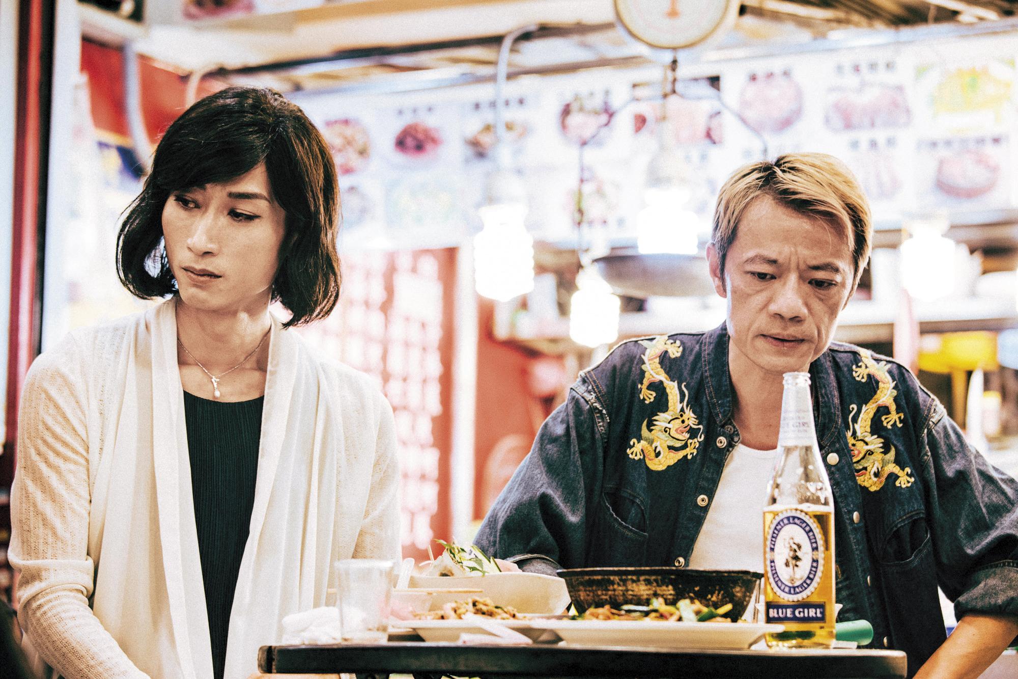 陳竹昇（左）與吳朋奉（右）兩位金獎演員在片中的逗趣對話，都是導演採訪變性領域專家得來的知識。（蔓菲聯爾提供）