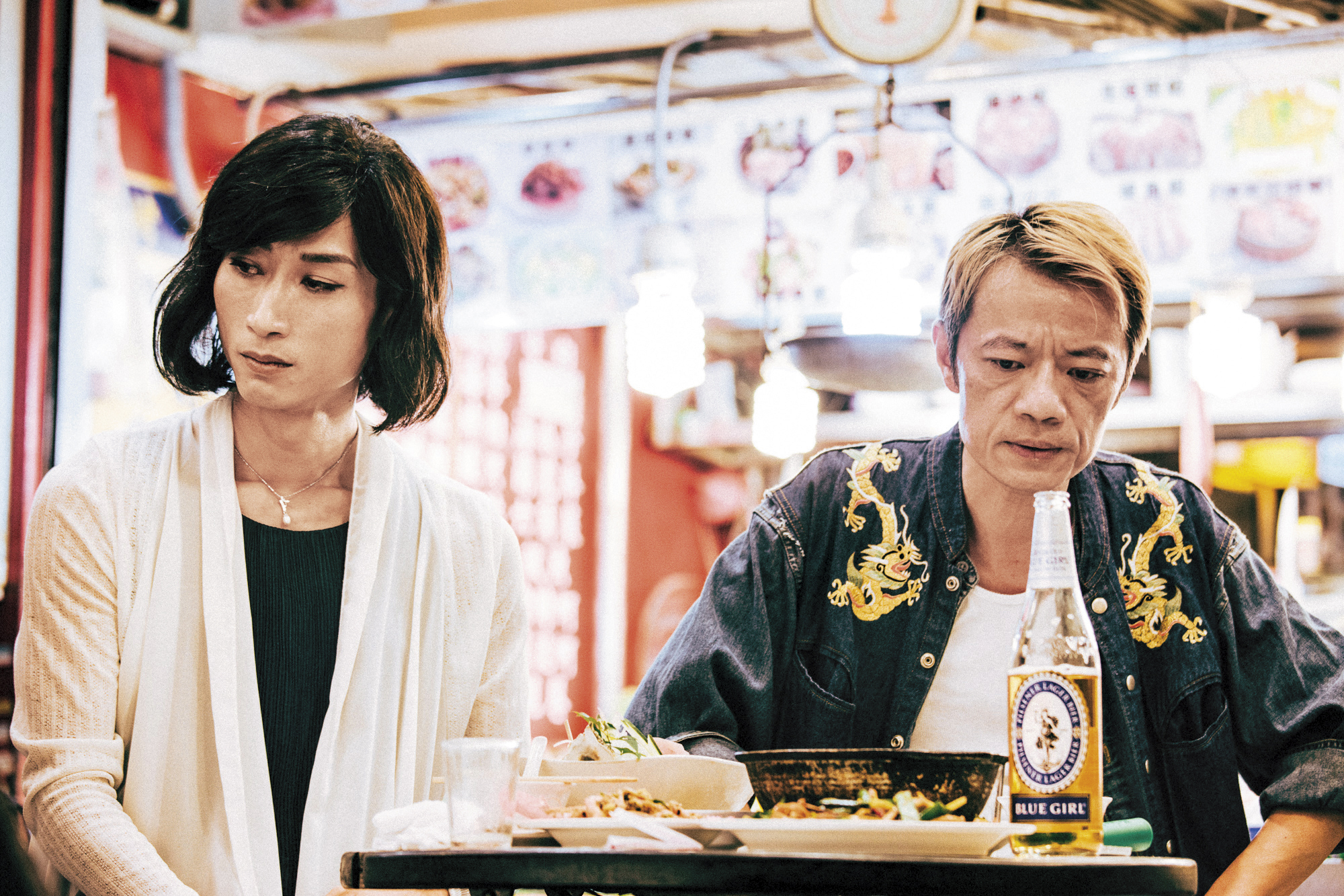 陳竹昇（左）與吳朋奉（右）兩位金獎演員在片中的逗趣對話，都是導演採訪變性領域專家得來的知識。（蔓菲聯爾提供）