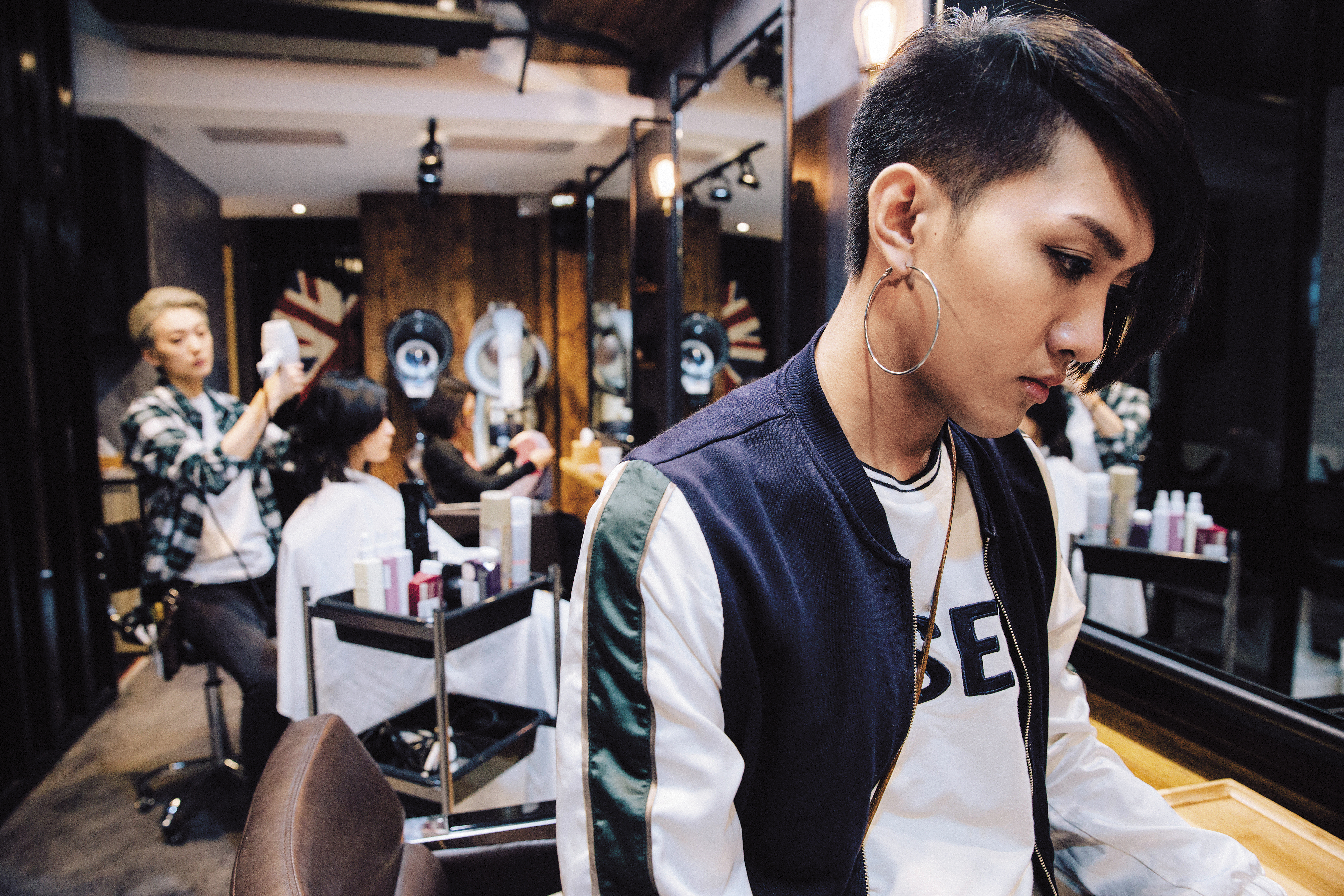 阿利夫夢想變性當女生，卻為將回部落繼承頭目而困擾不已。