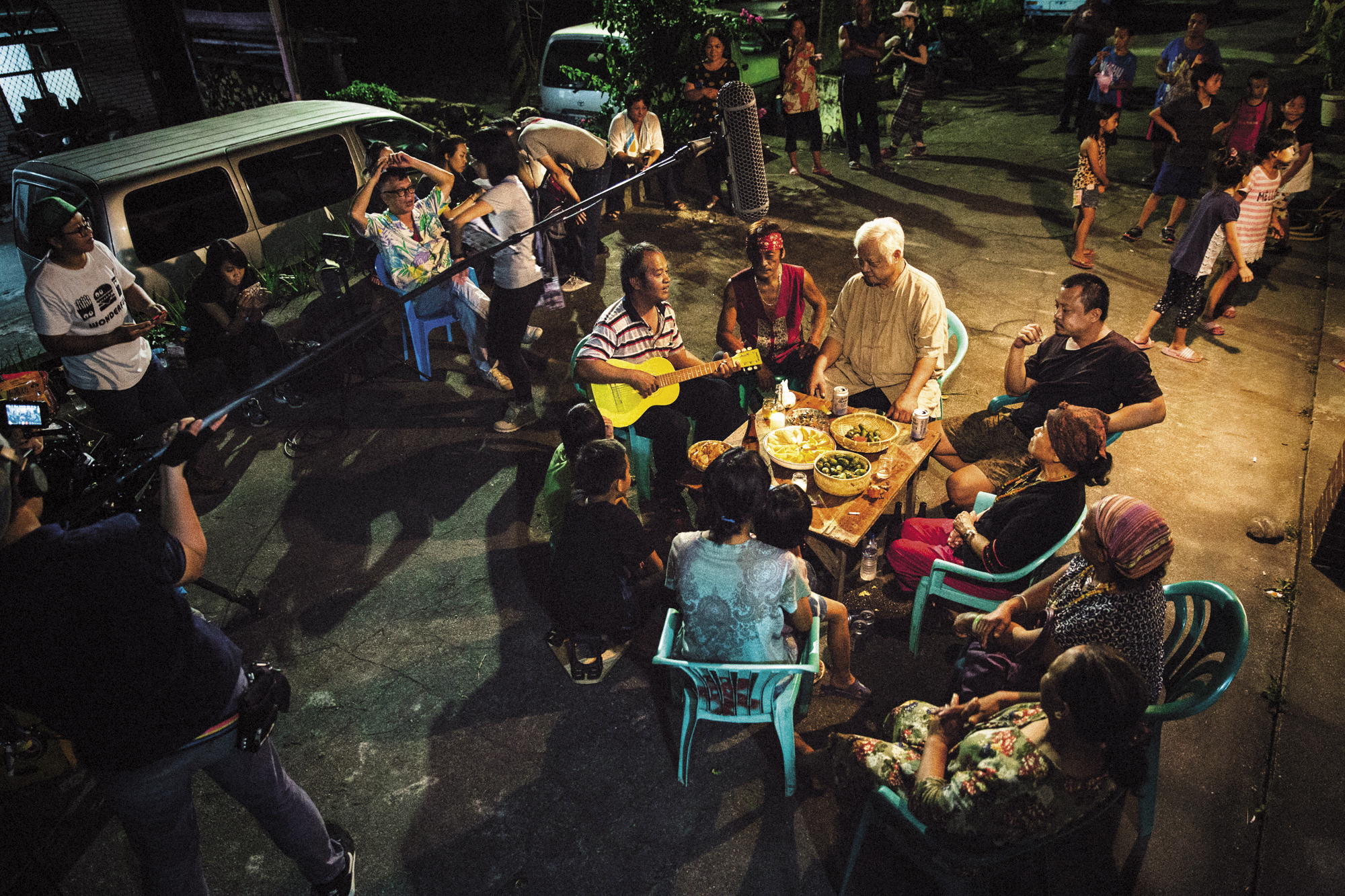 《阿莉芙》劇組到台東部落取景，觀眾也可透過鏡頭窺見原住民入夜後的生活日常。（蔓菲聯爾提供）