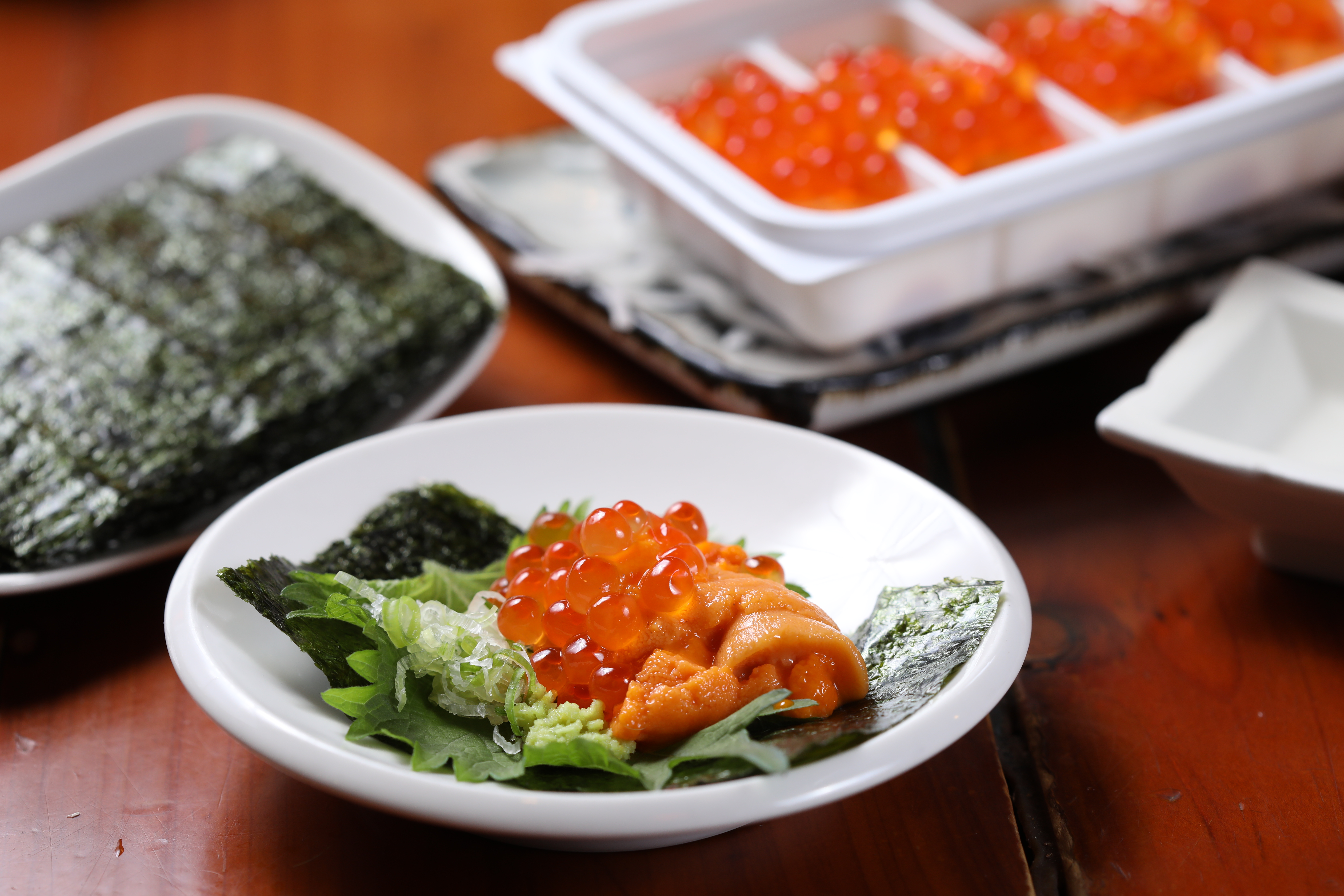 「海膽」是一整盒上桌，裡頭滿滿兩層海膽，上面是鮭魚卵，自己動手包著吃，很大器。（800元／份）