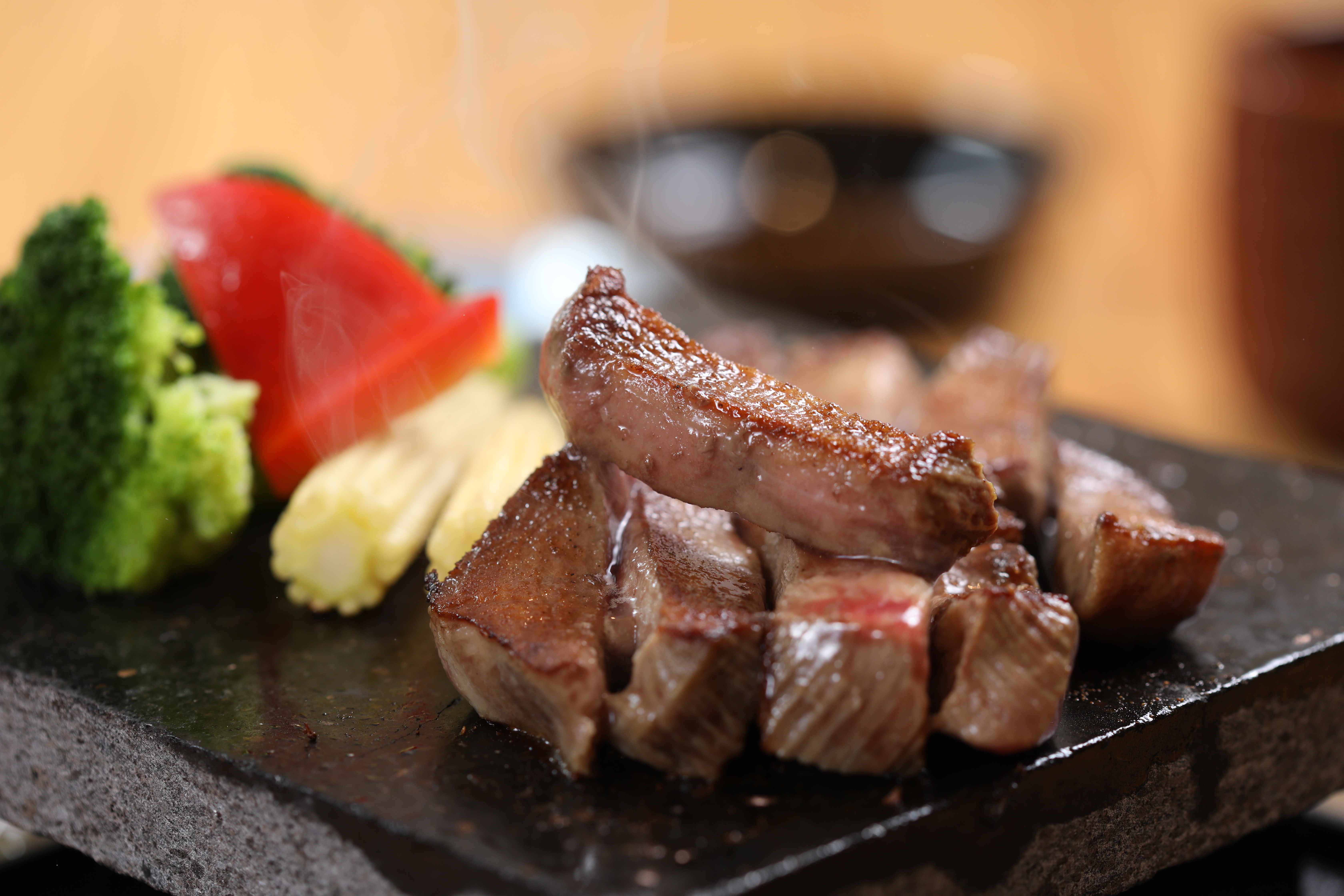 來自紐西蘭的「厚切牛舌」，以石燒處理，色香味俱全，鮮美柔嫩，比牛排還好吃。（480元／份）