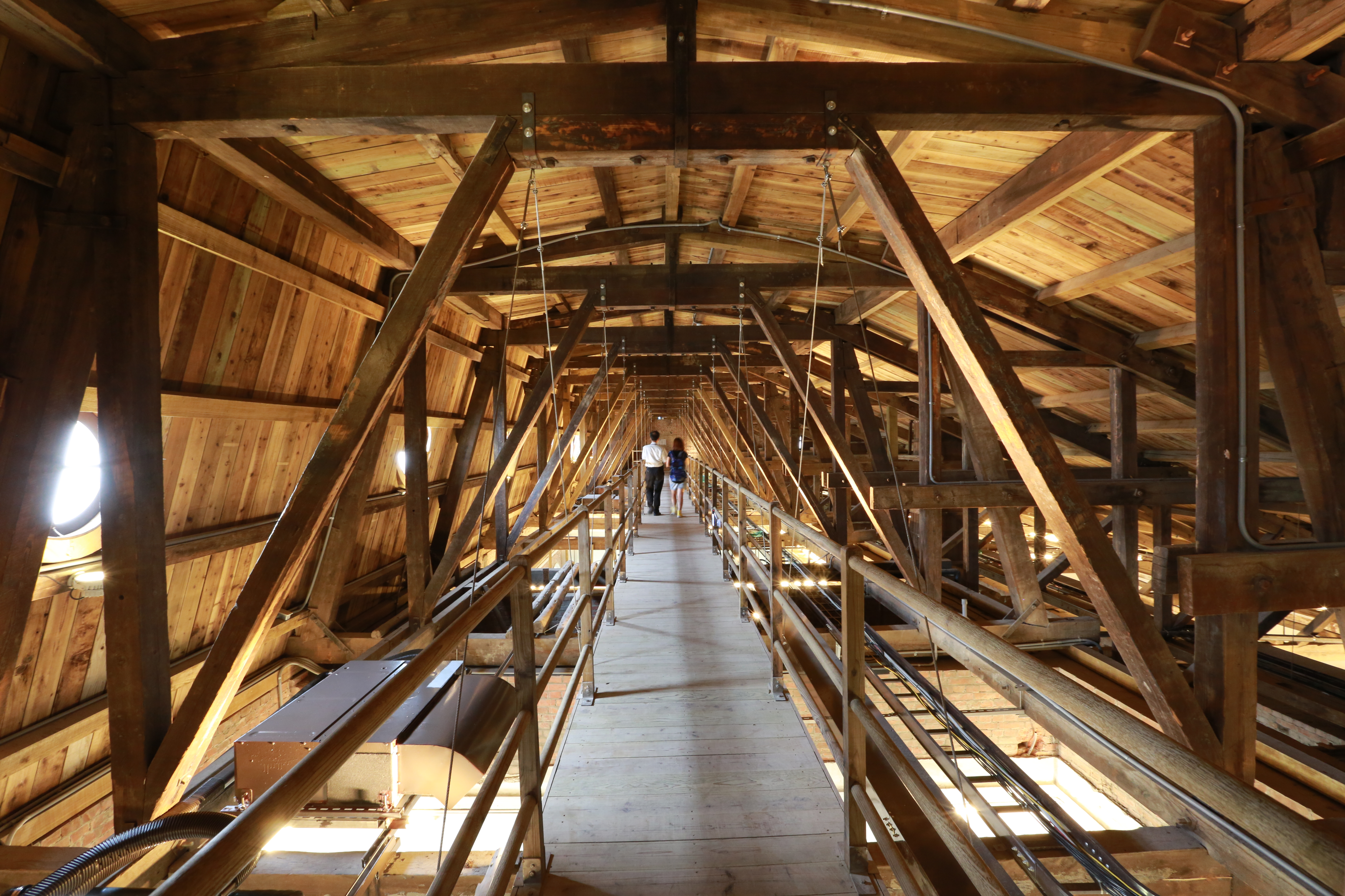 「國定古蹟台南地方法院」屋頂暗藏神祕通路「貓道」。