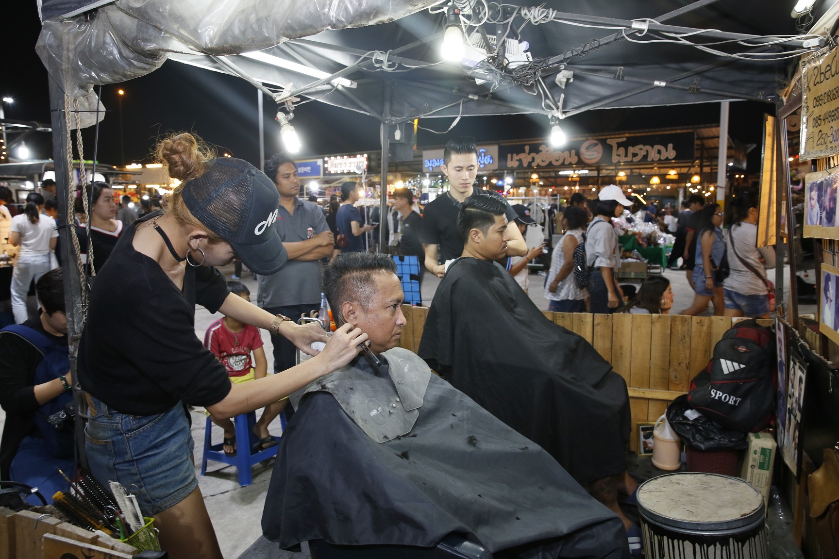 曼谷夜市裡的理髮攤子，小小一攤只能坐兩個人，生意非常好。
