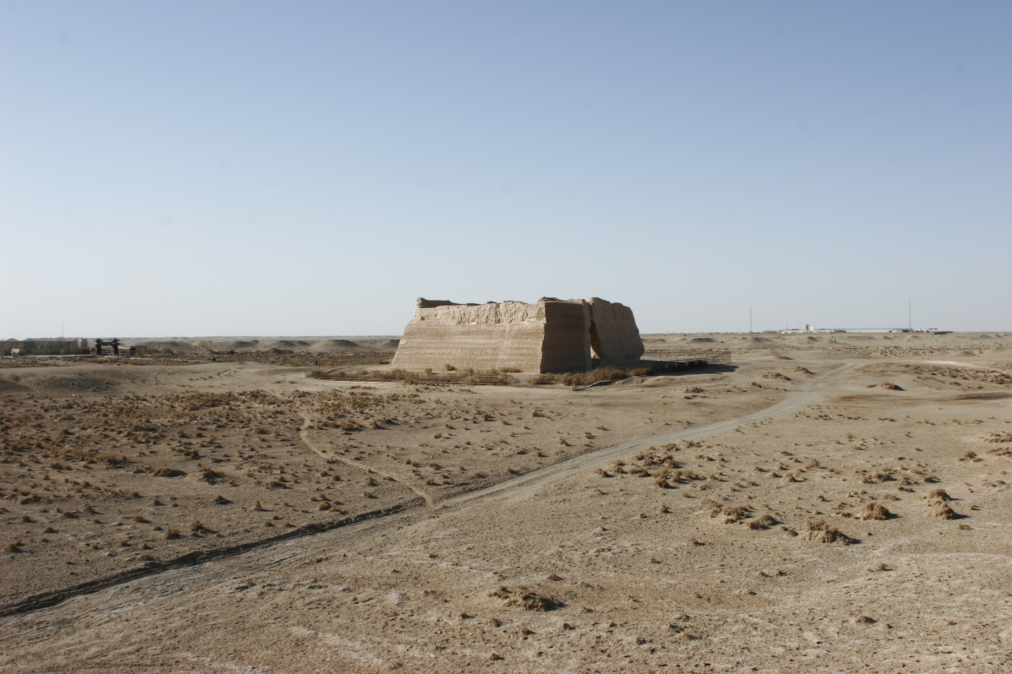 玉門關外被圍著一圈鐵柵欄。