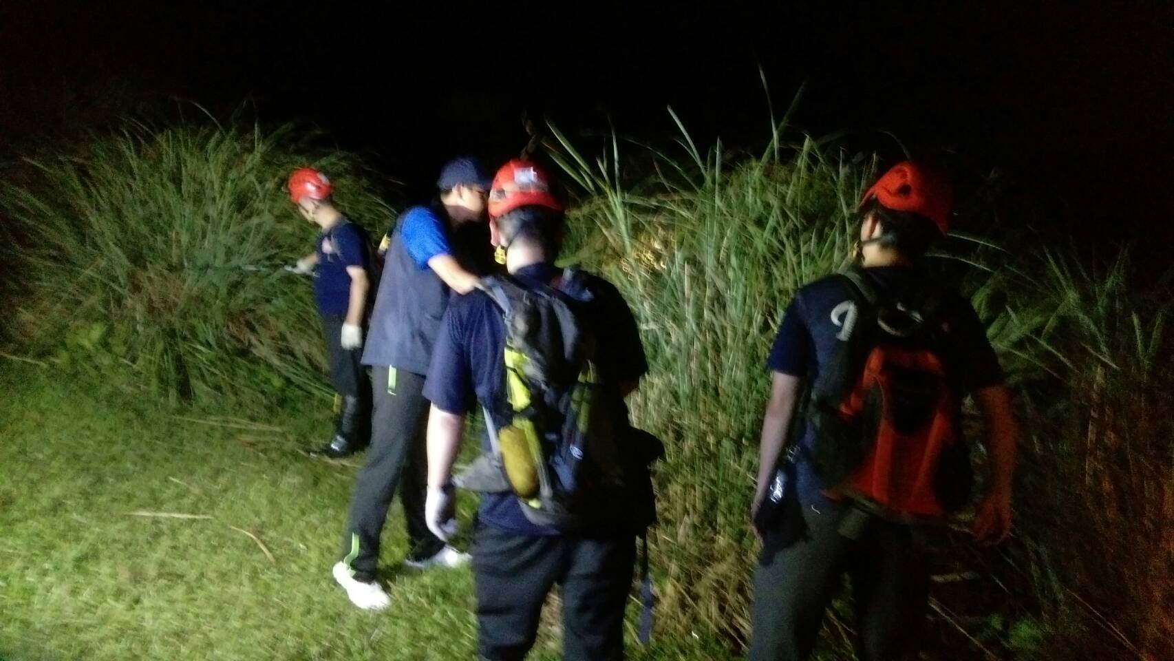 警消派出大量人力前往陽明山搜救，沒想到失蹤的4人在昨日就已平安下山。