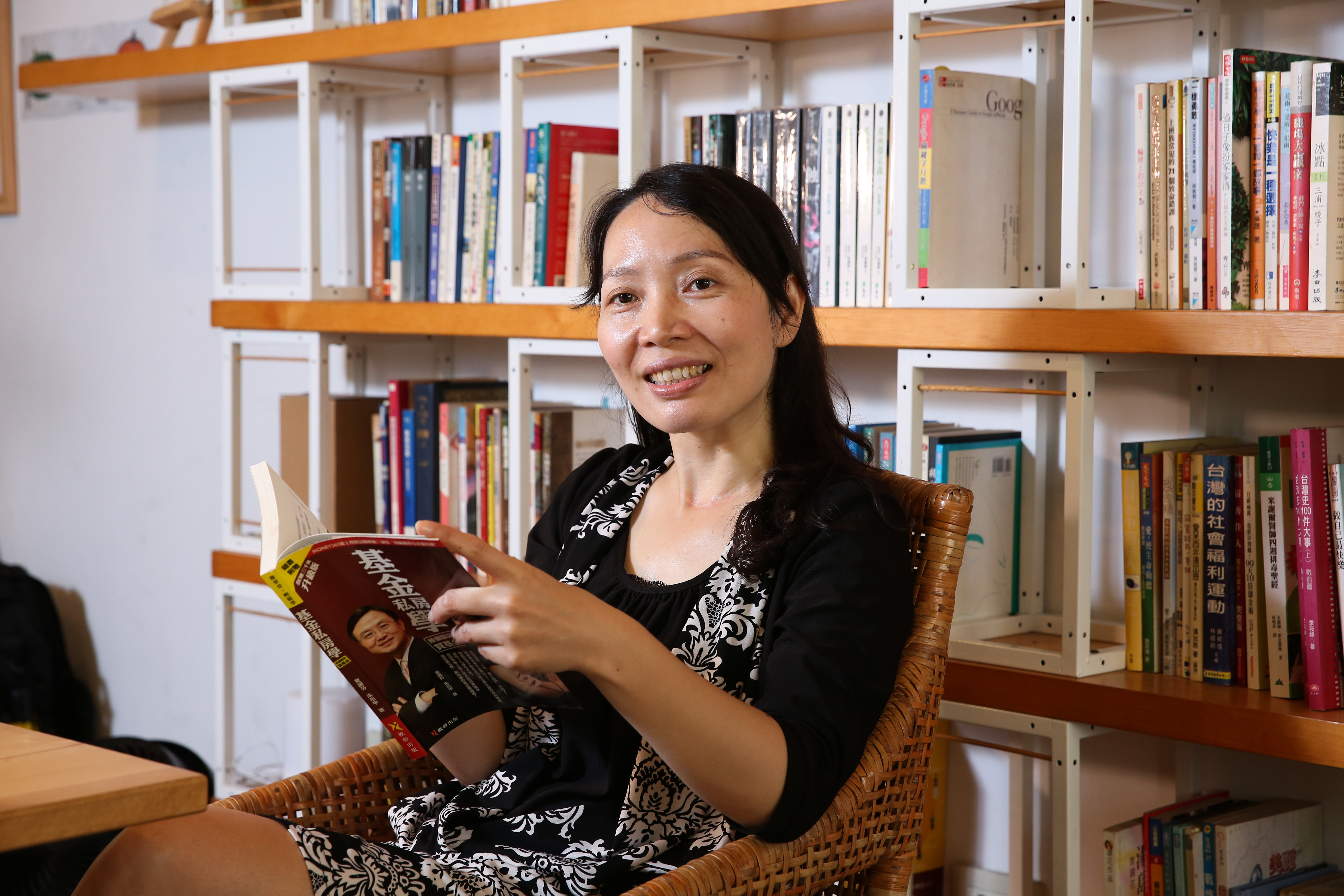 喜歡看投資理財書籍的黃惠玲，經常到圖書館借閱，練功沒有多花錢。