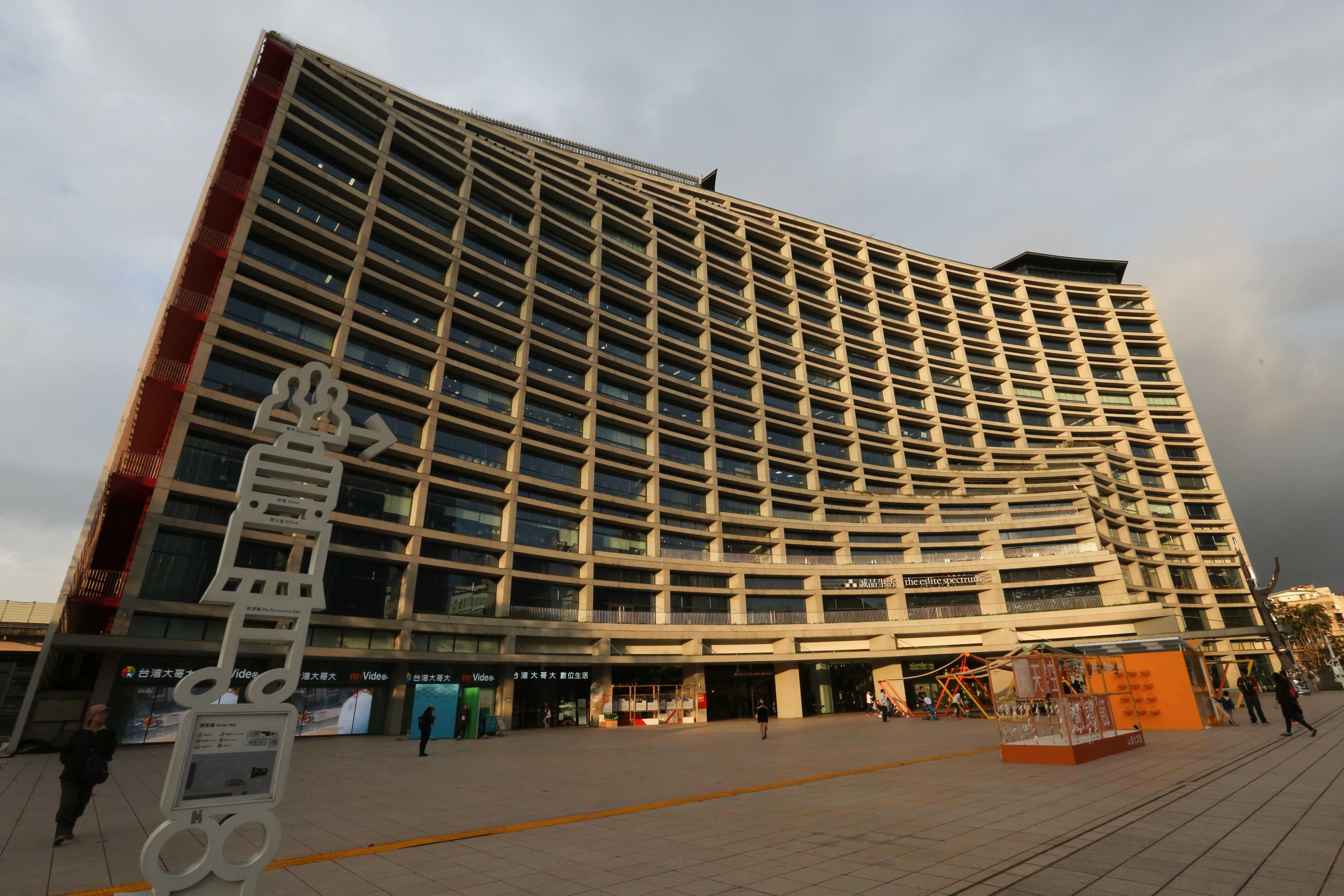 其實，今天顧客對TSUTAYA BOOKSTORE驚艷，就是1988年對誠品的驚艷，也是2004年對 Page One的驚艷。