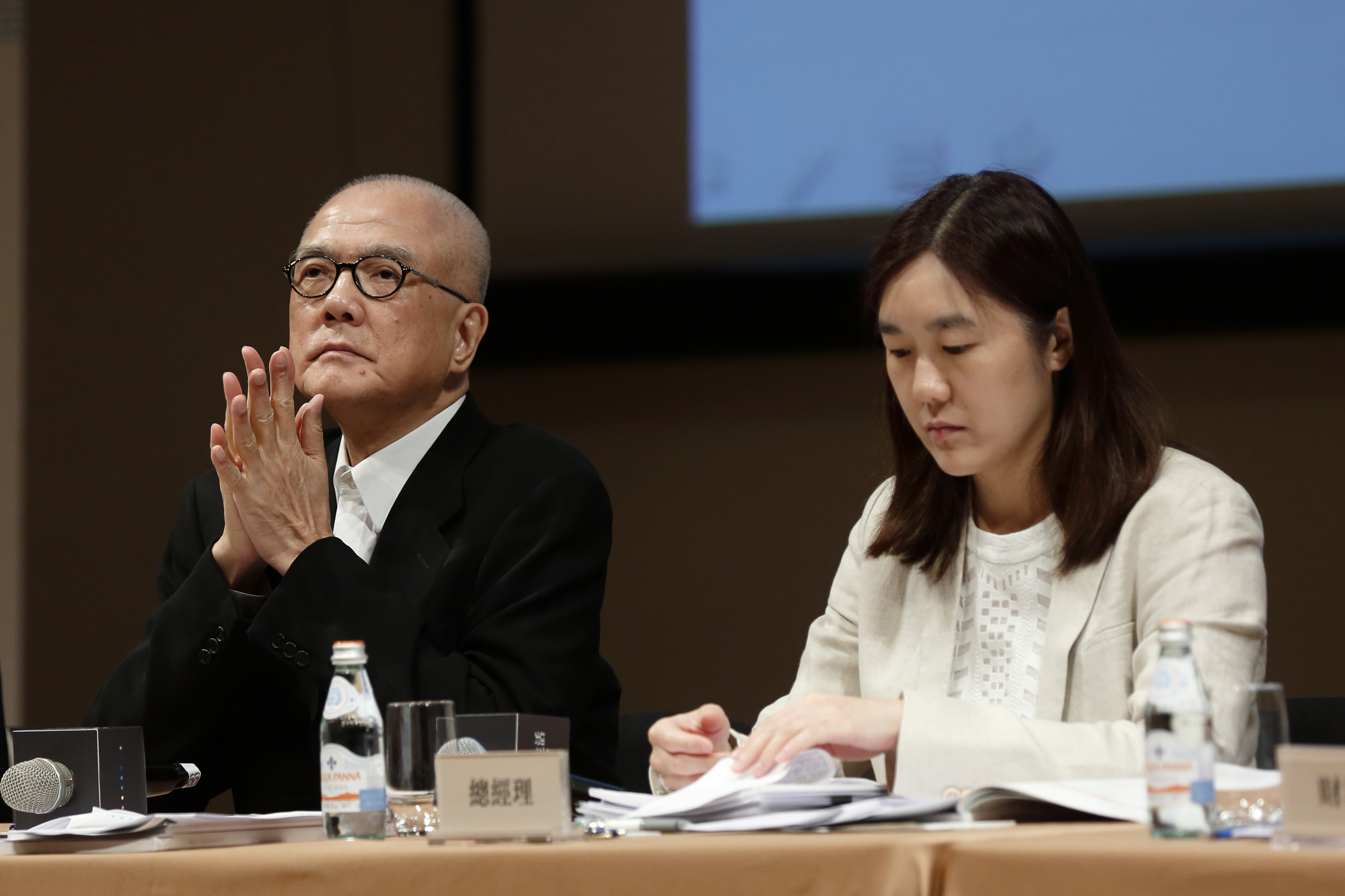 曾聽聞吳清友向書店友人表達失望，無論誠品和出版社攜手奉獻多久，合作總有時得到的是怨懟，不是感謝。