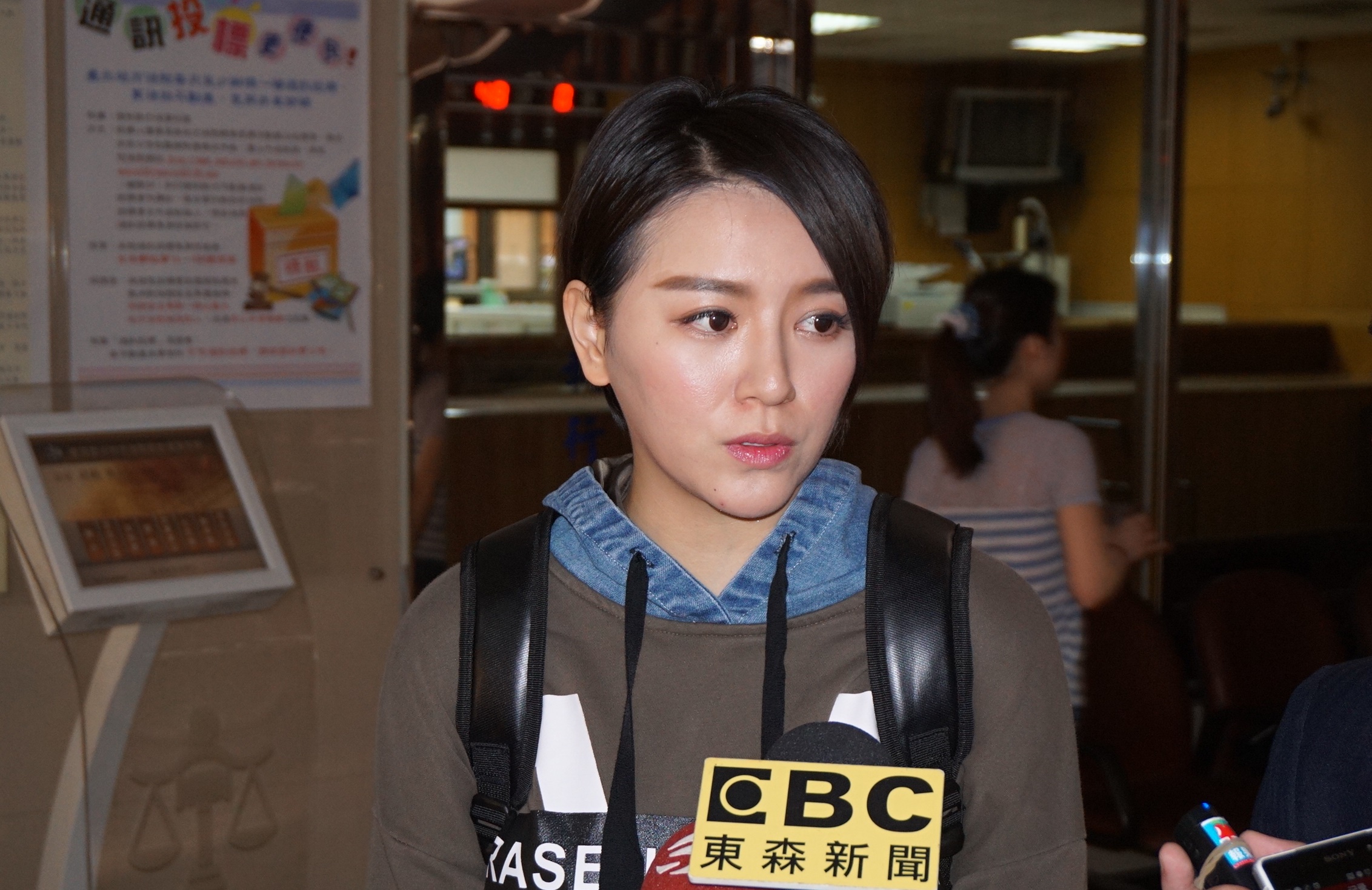 藝人李妍憬去年10月與司機賀業輝當街互毆，捐5萬換緩刑。