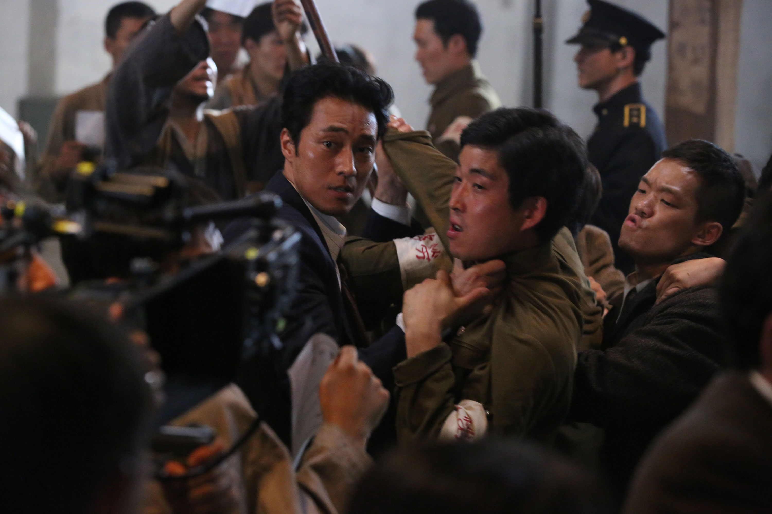 蘇志燮在《軍艦島》展現不同以往的形象，被導演稱讚「很好」「很帥」。