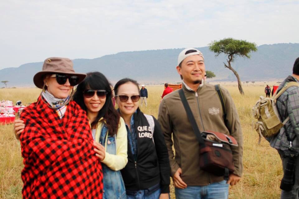 到非洲肯亞旅遊的台灣遊客，眼尖捕獲蘇珊莎蘭登（左一），開心留下合照。