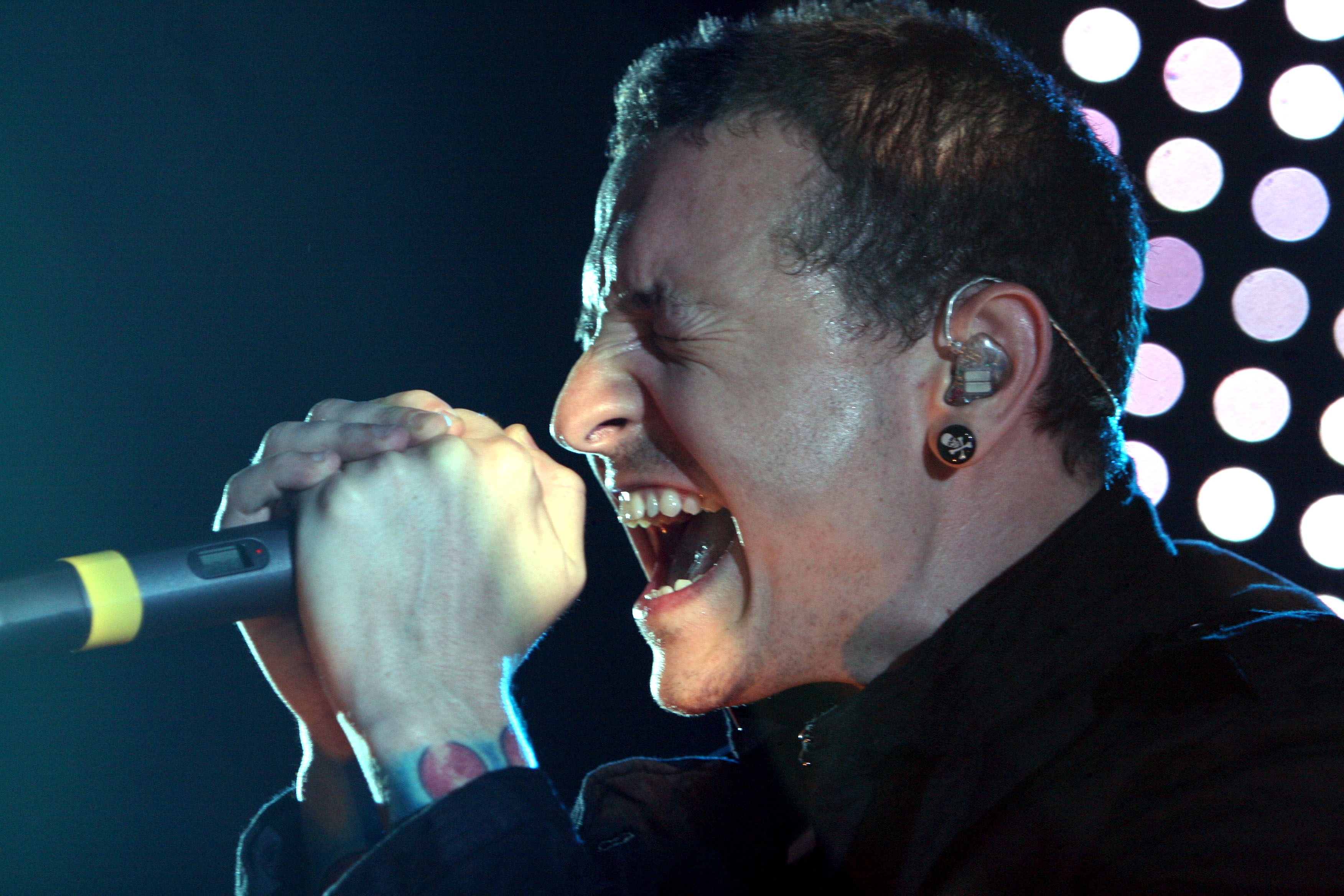 「聯合公園」主唱Chester Bennington唱出某一代年輕人無所歸屬的茫然青春，卻不幸自殺身亡。（東方IC）