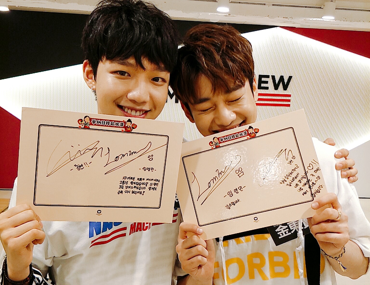 林煐岷（左）、金東賢第一次以藝人身份寫簽名版，光練習就用掉5張板子。