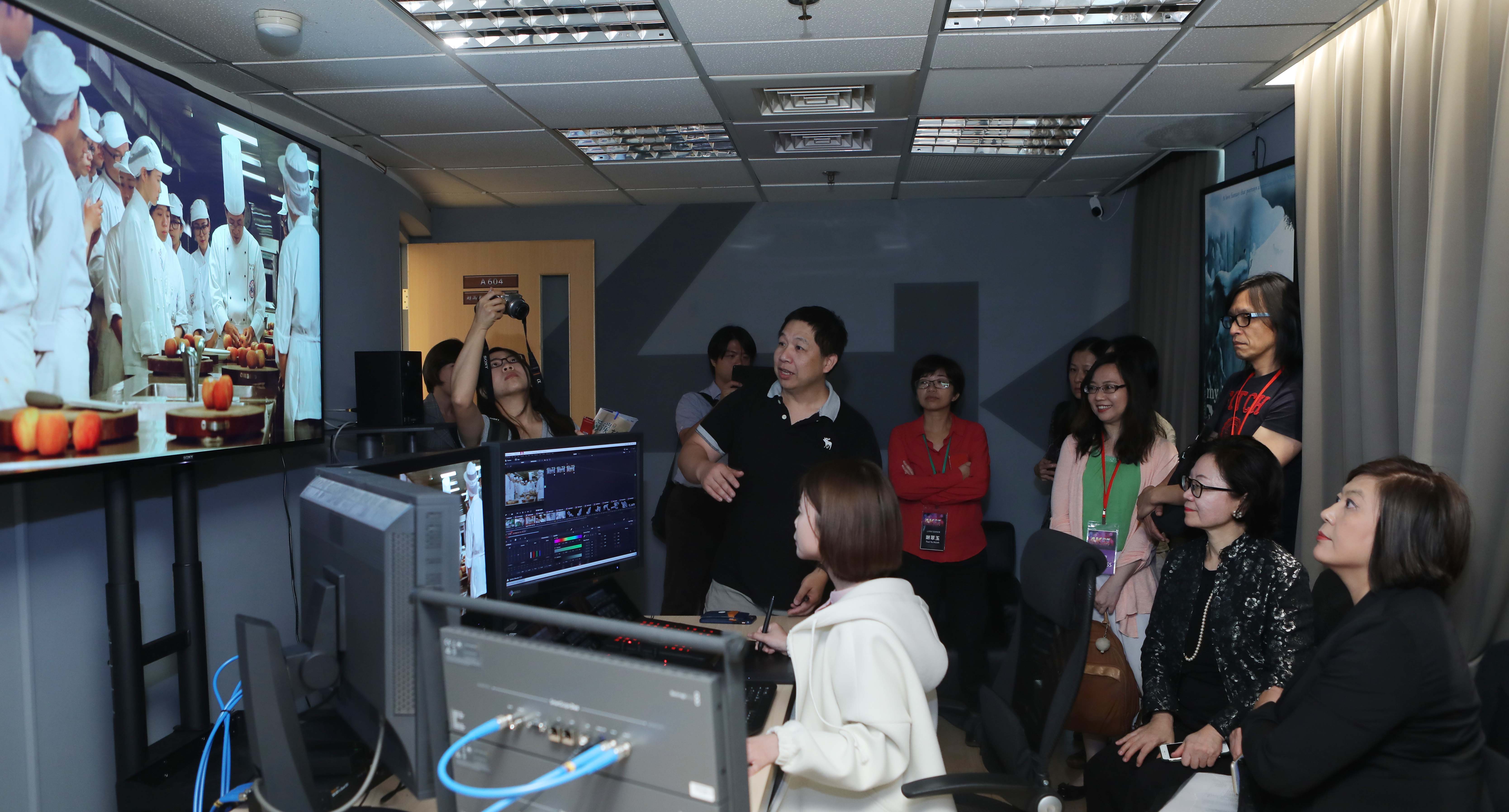 公視舉辦成果發表研討會，參觀4K設備展示導覽。（後右起NCC主委詹婷怡、公視董事長陳郁秀）（公視提供）
