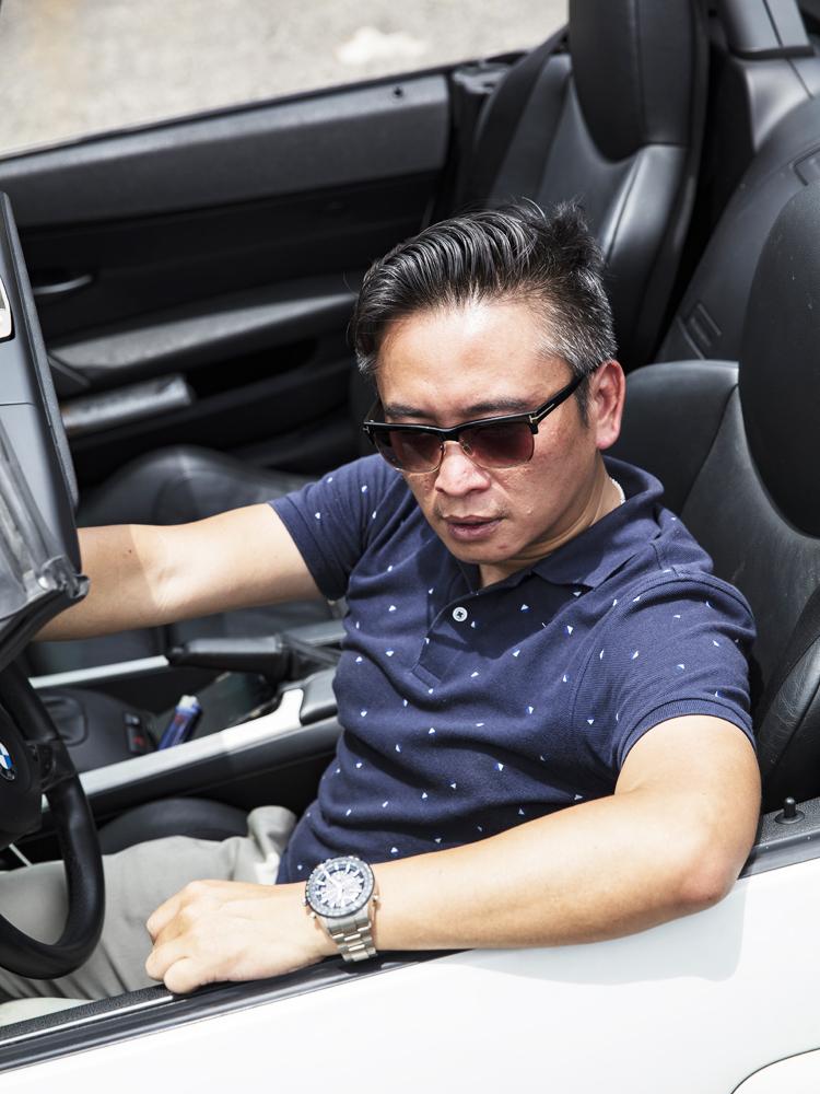 敞棚跑車、太陽眼鏡,再加腕上一只「帥錶」!這位看起來有點「老派」的型男是誰?有在關注鐘錶粉專(當然也包含了《鏡錶誌》)的鄉民們或許會覺得他有點眼熟,沒錯他就是台灣目前最火爆的鐘錶網紅,不專業玩錶的「龍哥」李岳龍!