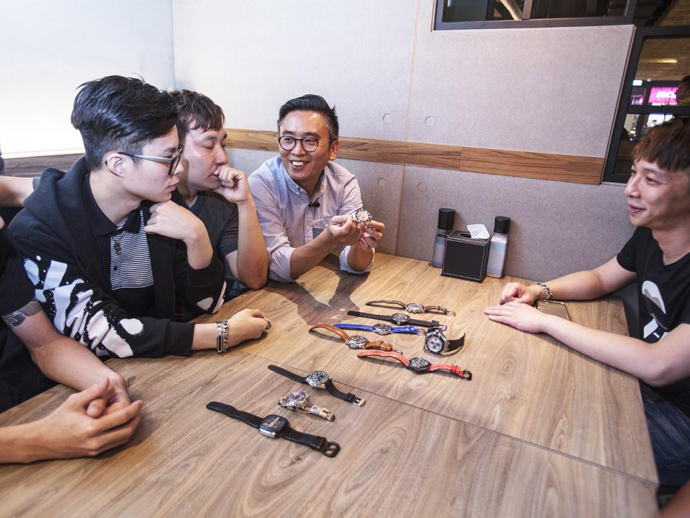 不只是虛擬的網路世界,李岳龍也常常舉辦錶聚,讓錶迷們有機會互相交流,認識新錶友。
