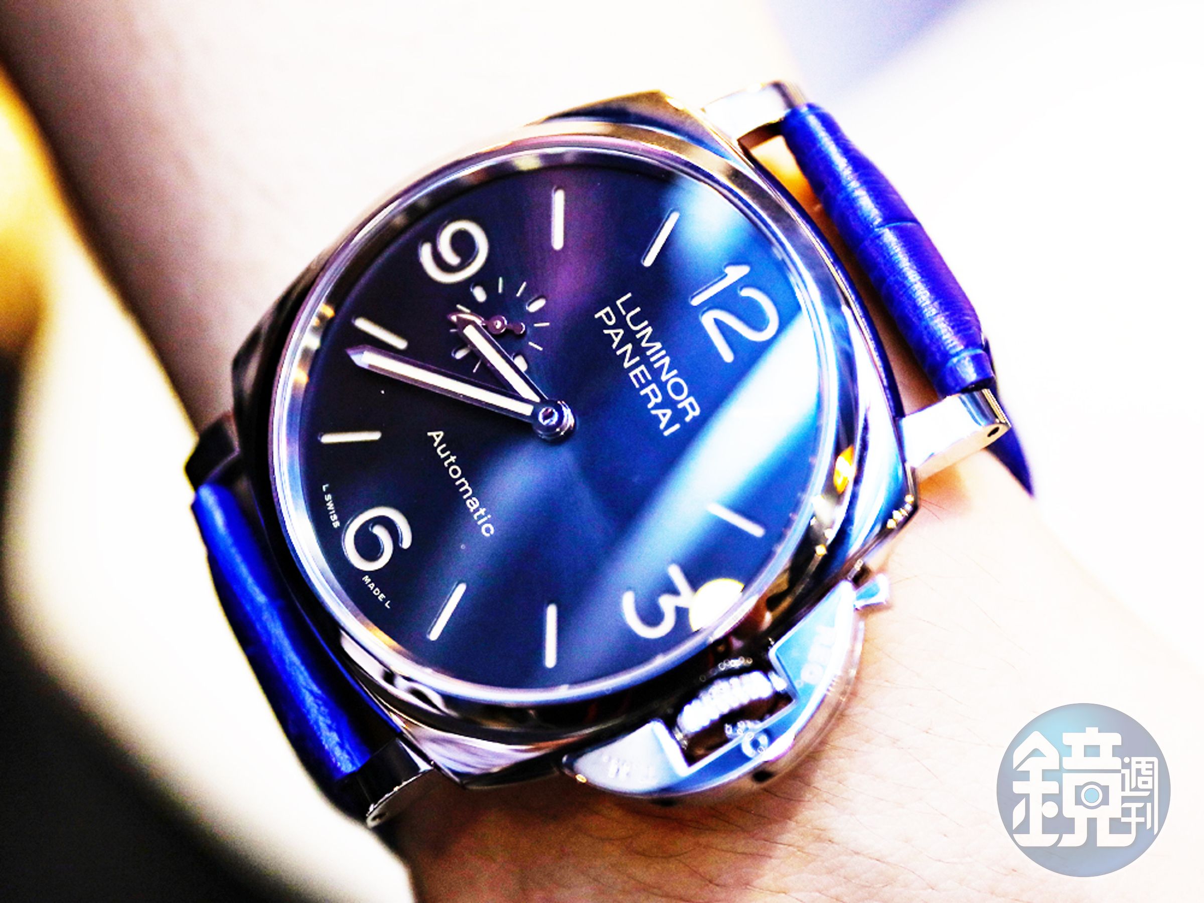 王先生配戴的腕錶為PANERAI的Luminor Due 3 Days Automatic Acciaio PAM00674